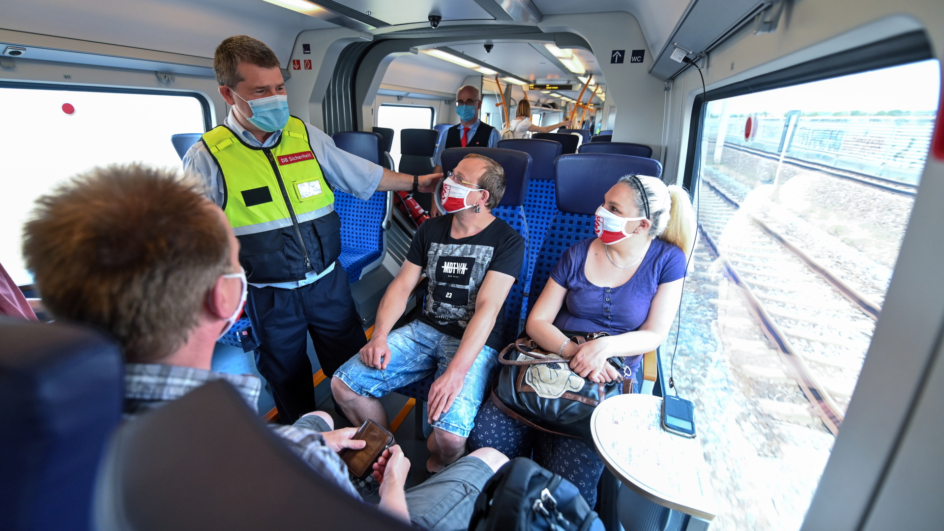 Ein Mitarbeiter des Präventionsteams der Bahn kontrolliert Reisende, ob sie die vorgeschriebenen Masken tragen. | Bildquelle: dpa
