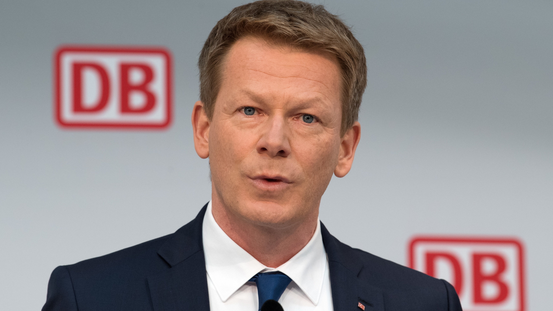 Der Chef der Deutschen Bahn, Richard Lutz, stellt in Berlin die Halbjahresbilanz 2018 vor. | dpa
