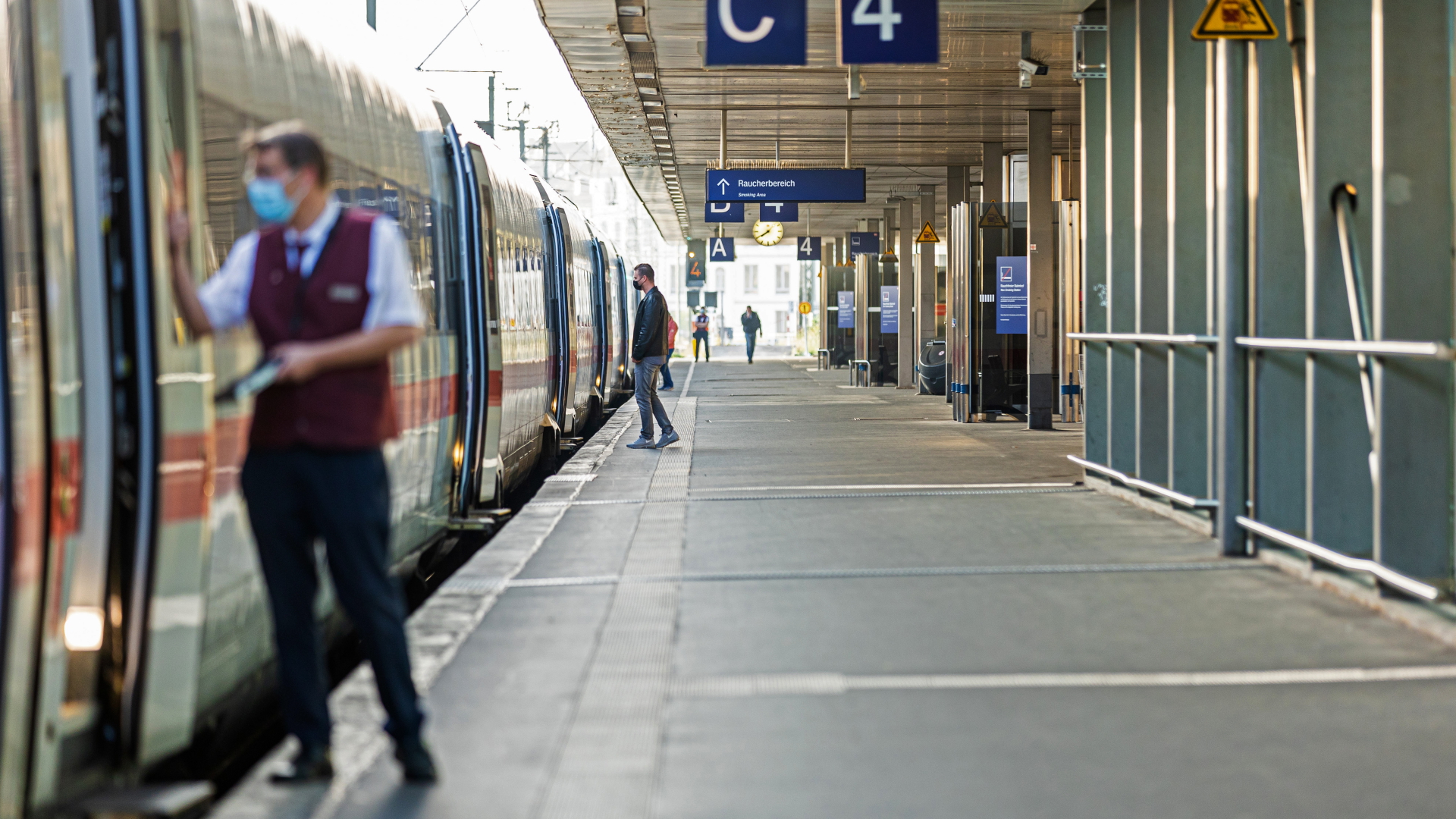 Ein Mitarbeiter der Deutschen Bahn steht an einem Zug | dpa