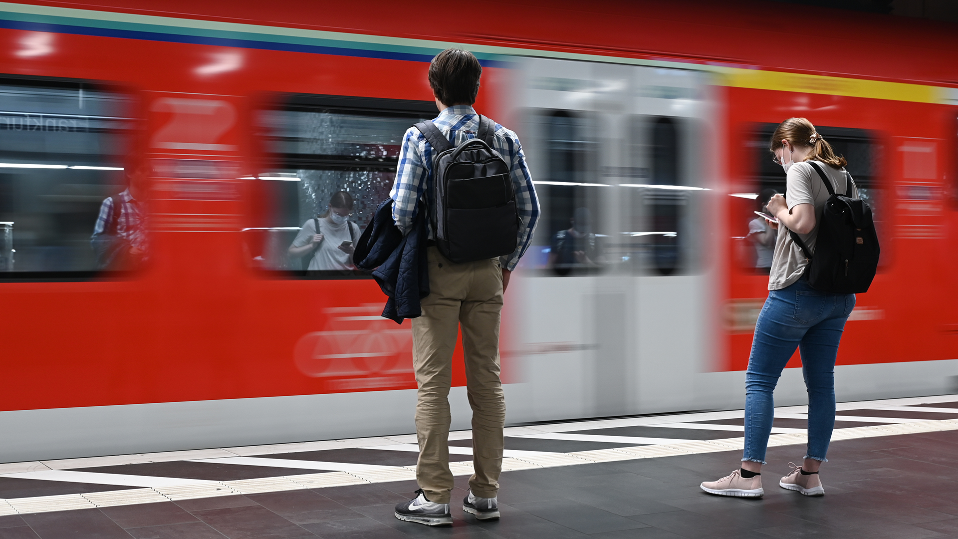 Zugreisende warten im Hauptbahnhof in Frankfurt/Main auf die Einfahrt einer S-Bahn. | dpa