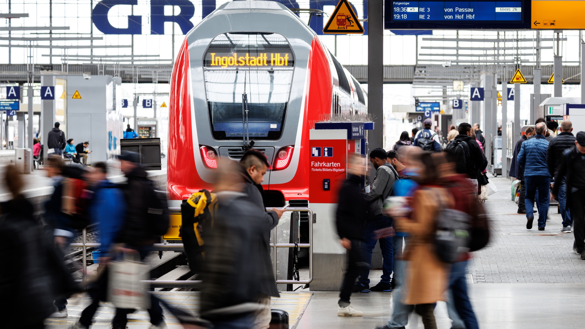 Zahlreiche Menschen gehen über einen Bahnsteig am Hauptbahnhof von München.