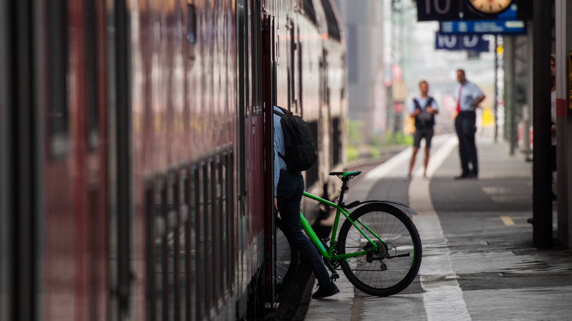 Ein Mann steigt mit seinem Fahrrad im Frankfurter Hauptbahnhof in den Zug. | dpa