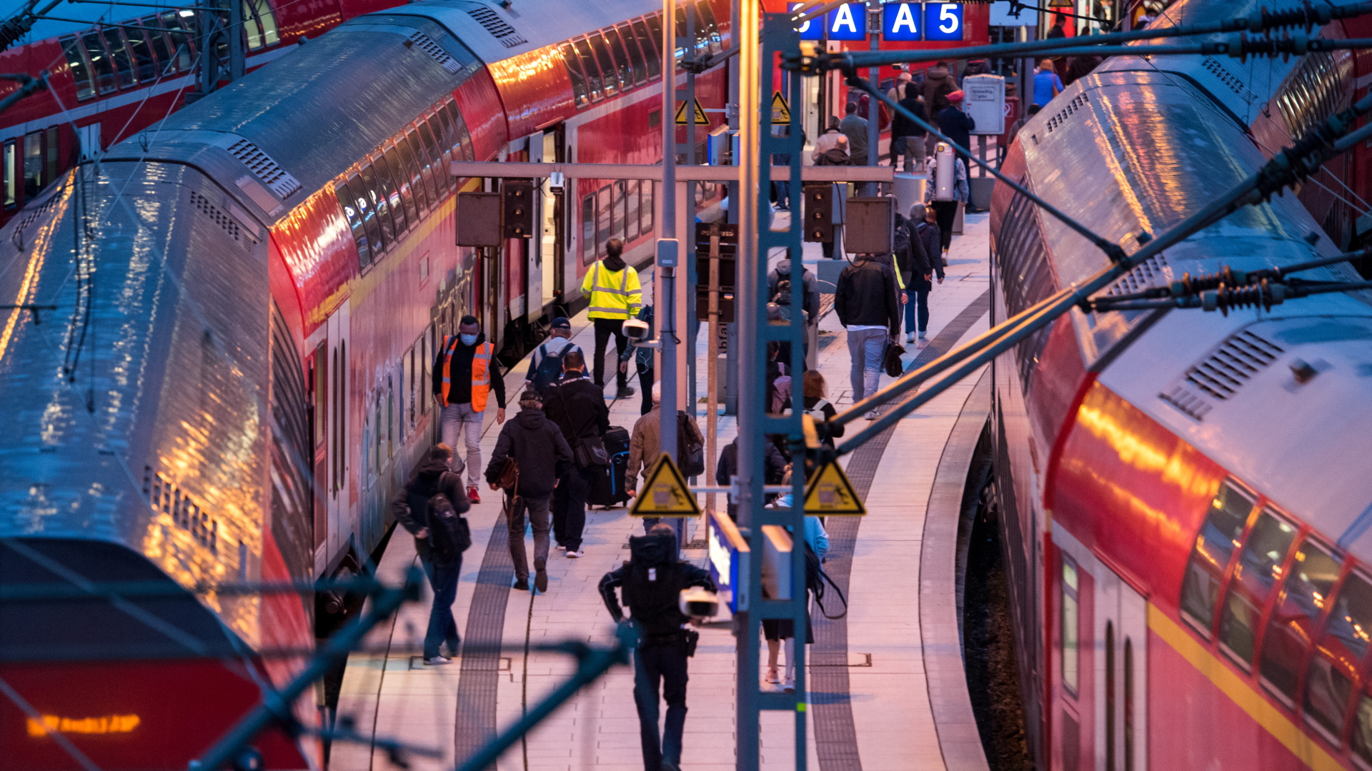 Am frühen Morgen steigen Fahrgäste auf dem Hamburger Hauptbahnhof in Züge ein und aus.