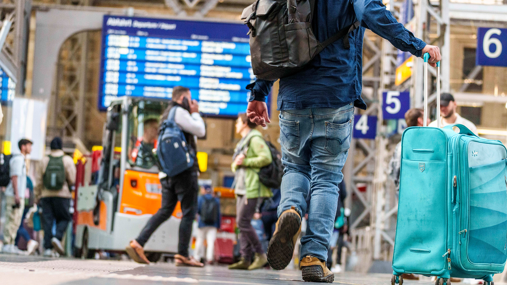 Reisende sind im Frankfurter Hauptbahnhof unterwegs.
