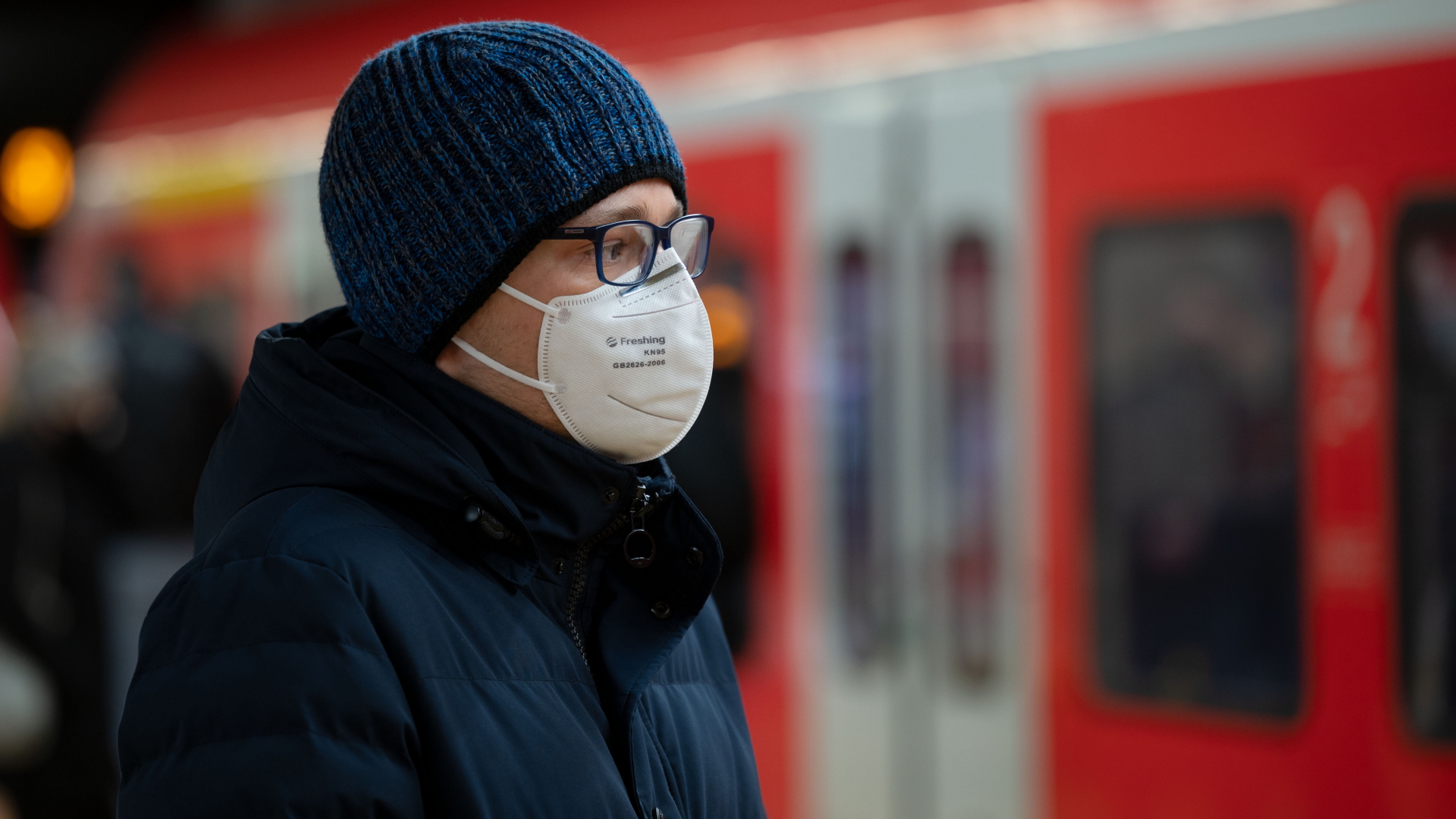 Ein Mann trägt in einer S-Bahn-Haltestelle in Stuttgart eine KN95-Schutzmaske. | dpa