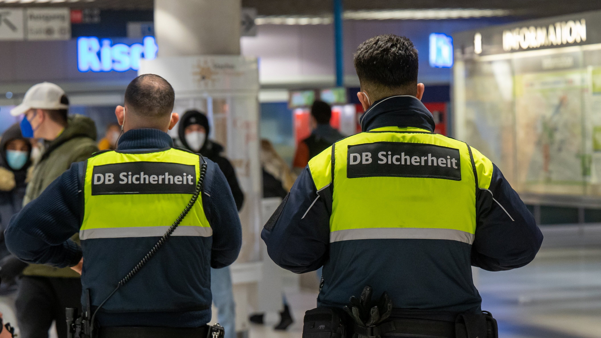 Mitarbeiter der DB Sicherheit der Bahn stehen in einem Bahnhof | dpa