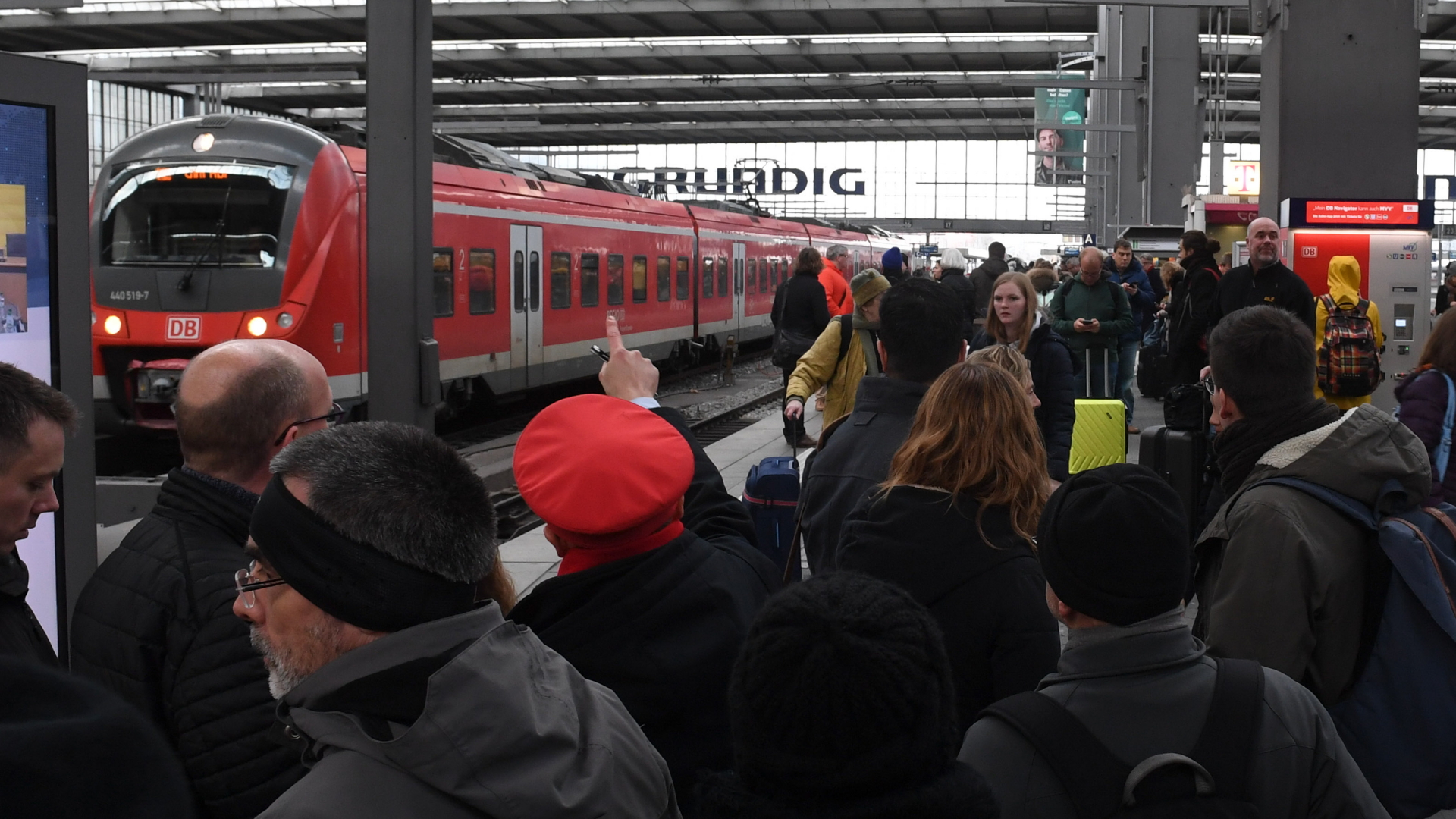 Nichts geht mehr durch den Streik: Am Münchener Hauptbahnhof warten viele Reisende auf einem Bahnsteig. | AFP