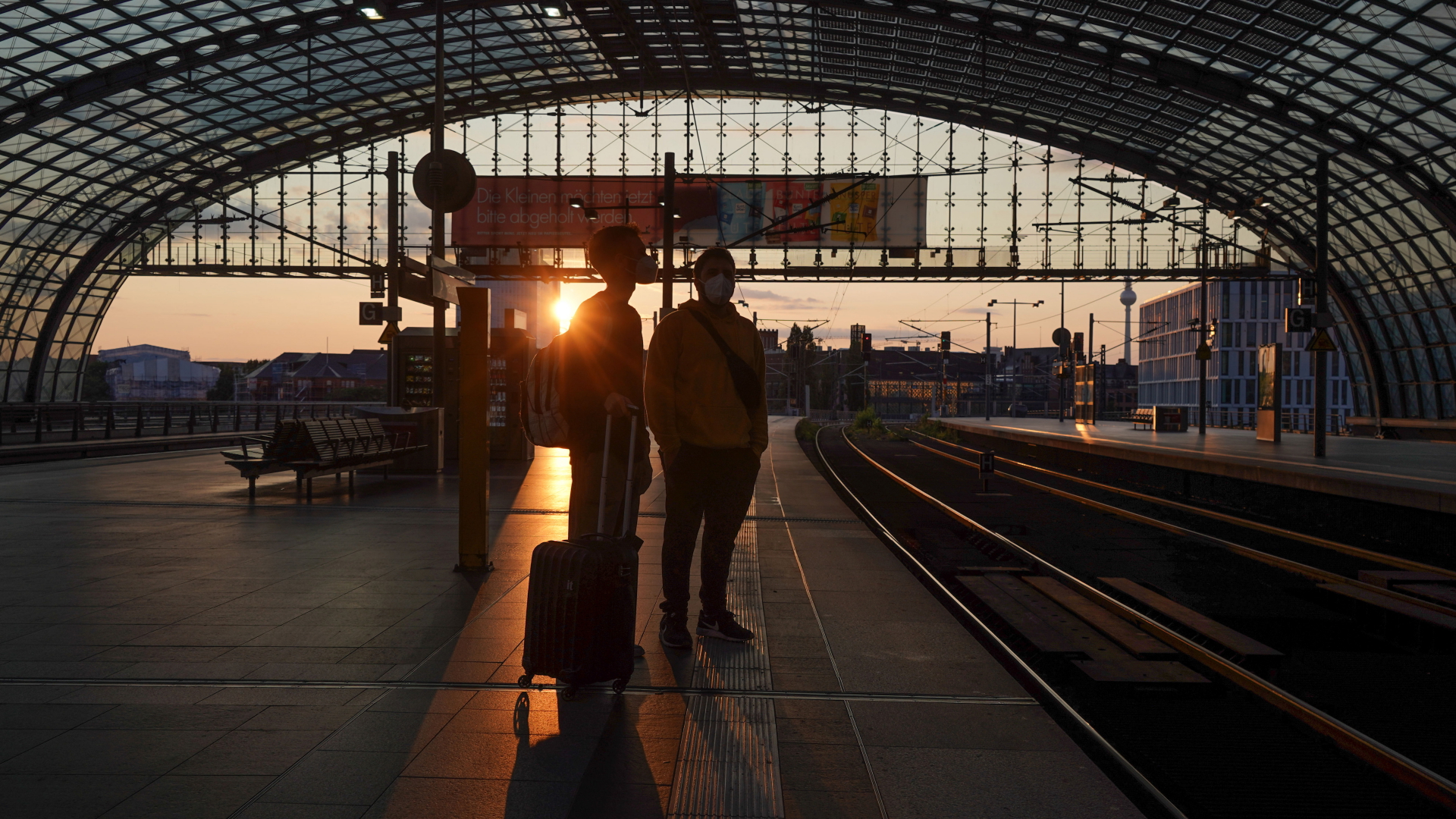 Reisende warten vergeblich auf einen Zug am Berliner Hauptbahnhof, der sie nach Amsterdam befördert (Archivbild).