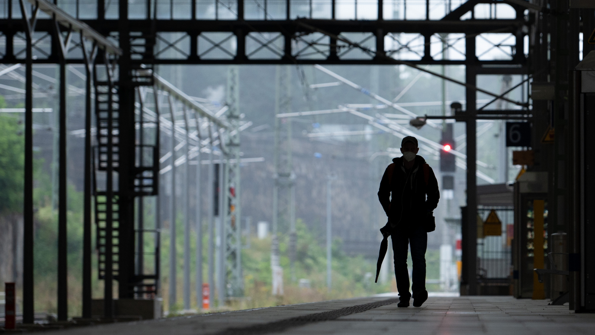 Ein Mann geht im Dresdner Hauptbahnhof über einen leeren Bahnsteig. | dpa