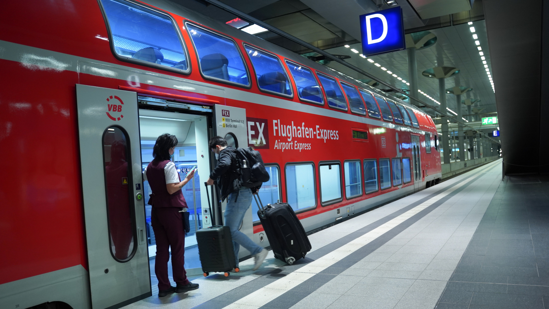 Ein Reisender steigt auf Gleis 5 im Hauptbahnhof Berlin in den Flughafen-Express.