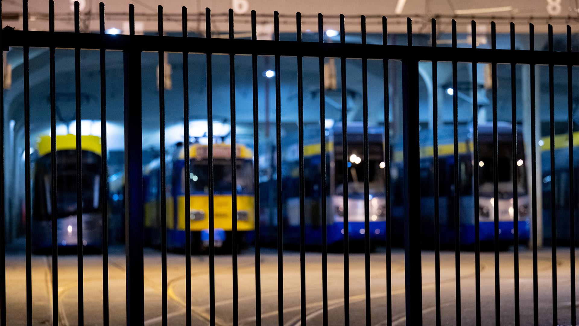 Straßenbahnen stehen im Depot Angerstraße der Leipziger Verkehrsbetriebe. | picture alliance/dpa