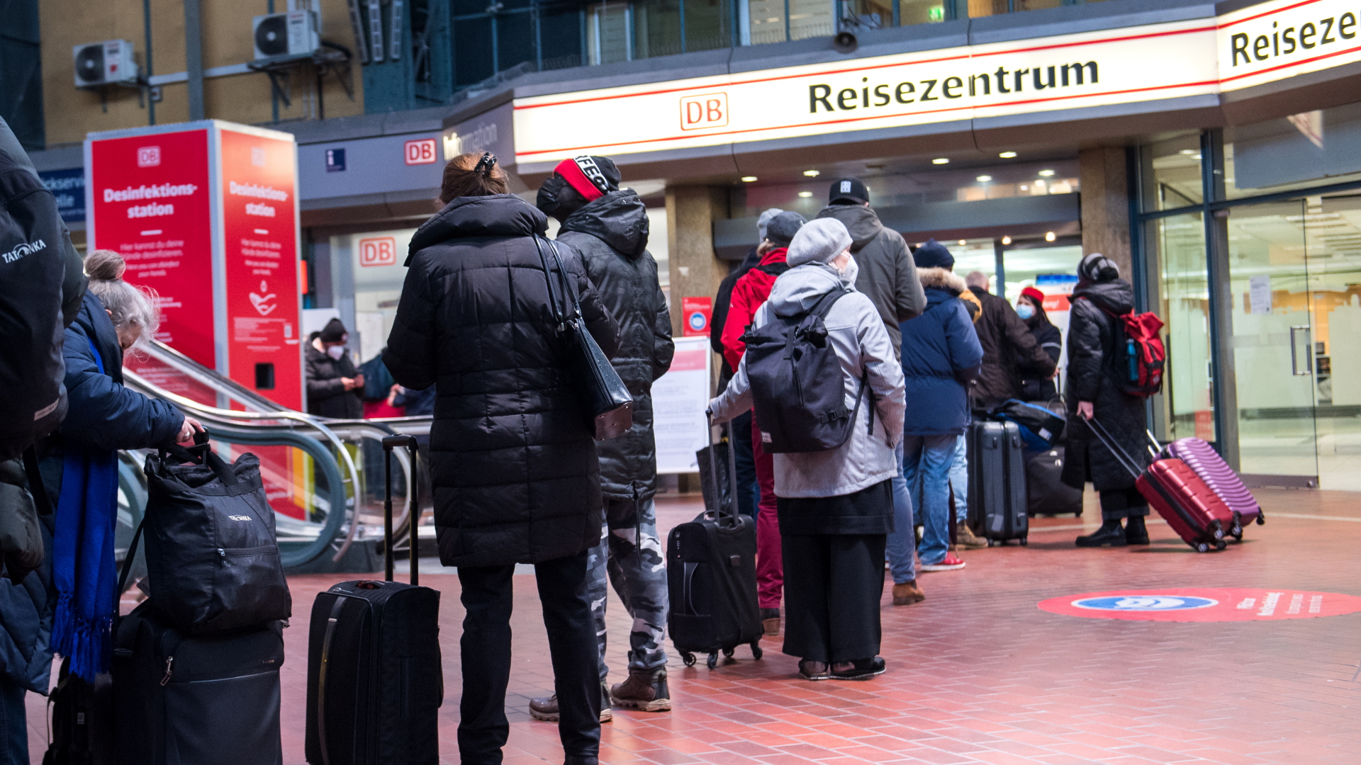 Reisende warten im Hamburger Hauptbahnhof vor dem Reisezentrum | dpa