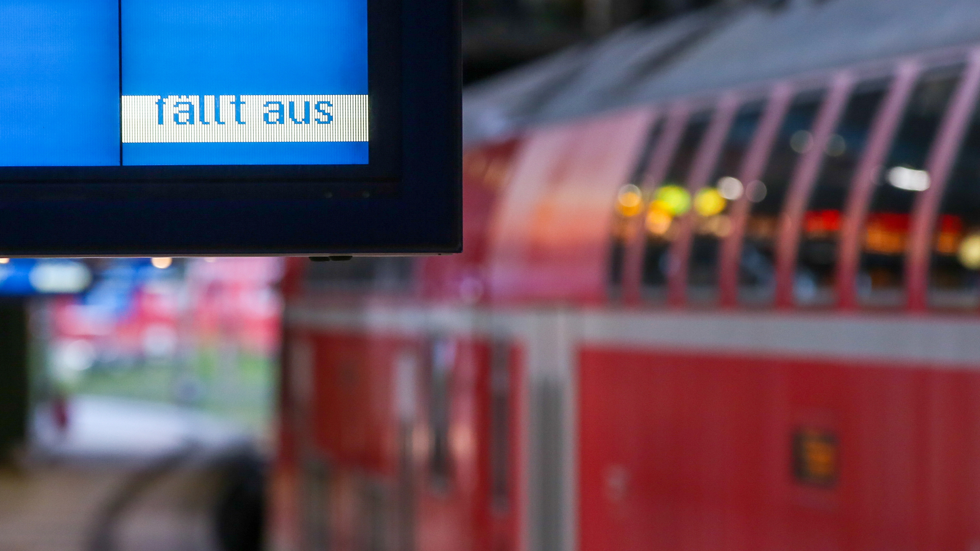 Ein Zugausfall wird auf einer Anzeigentafel im Hauptbahnhof Hamburg angezeigt.