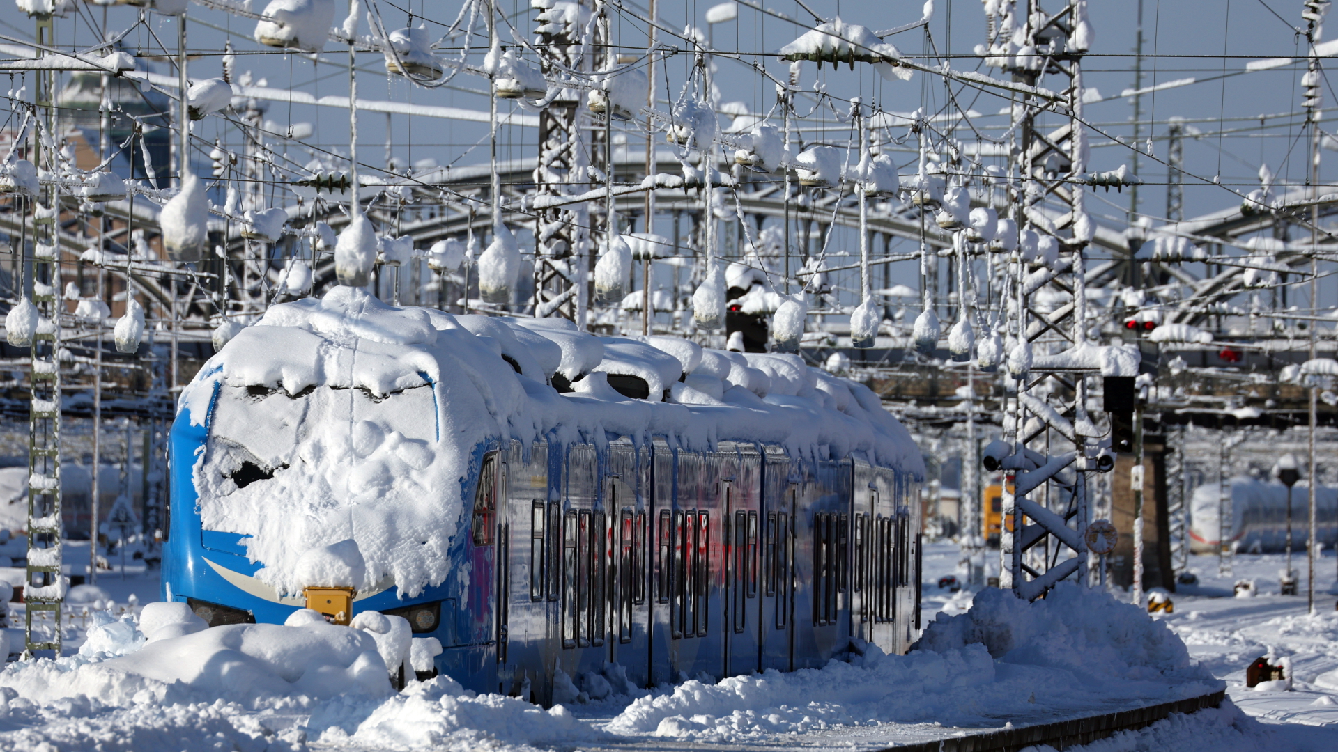 Ein eingeschneiter Zug am Münchner Hauptbahnhof
