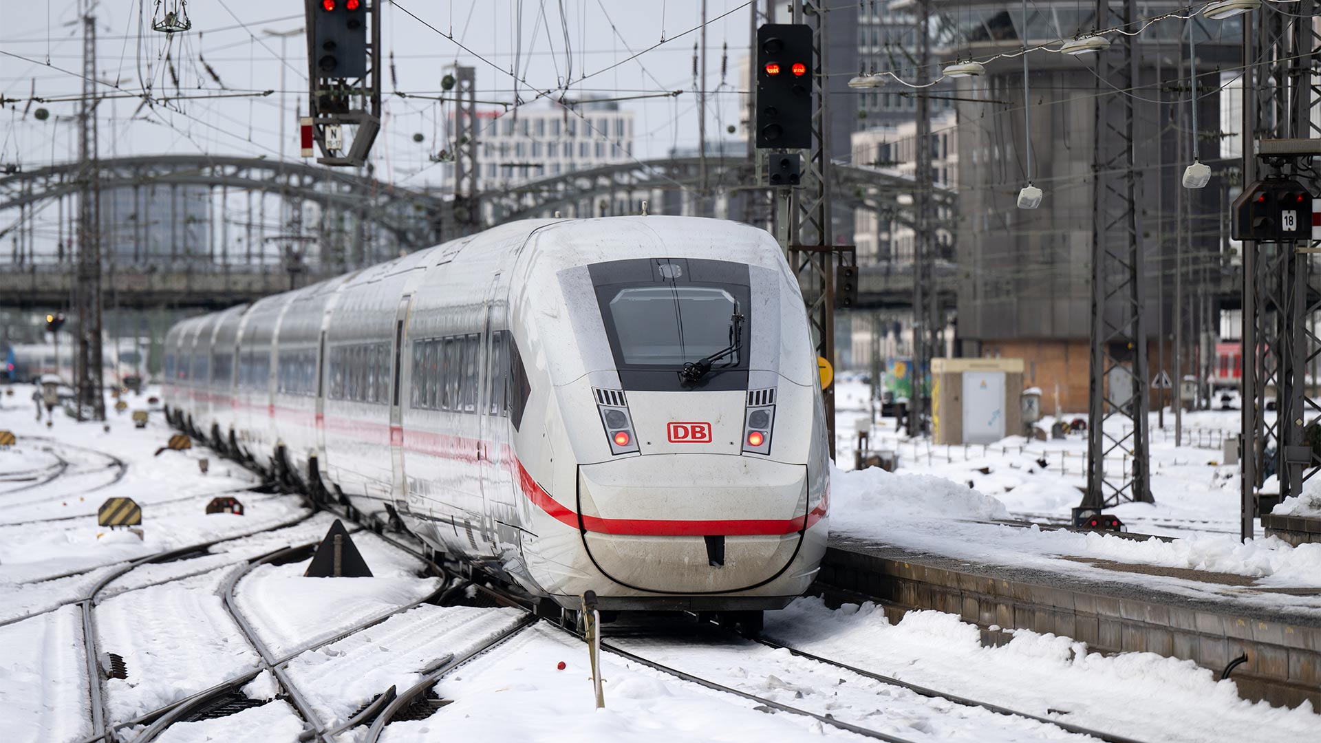 ICE-Zug der Deutschen Bahn auf verschneiter Strecke.