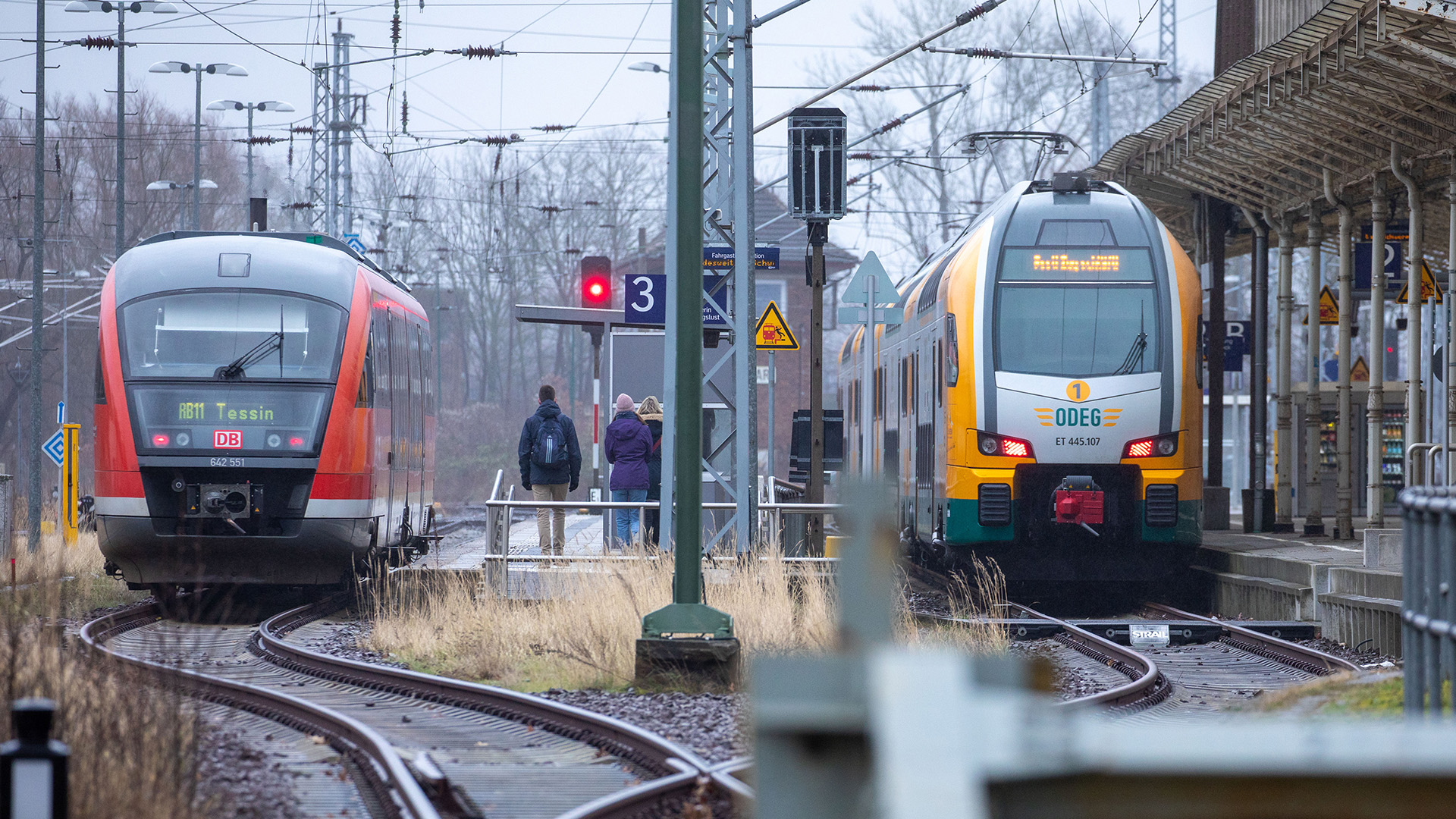 Personenzüge stehen im Bahnhof Wismar.