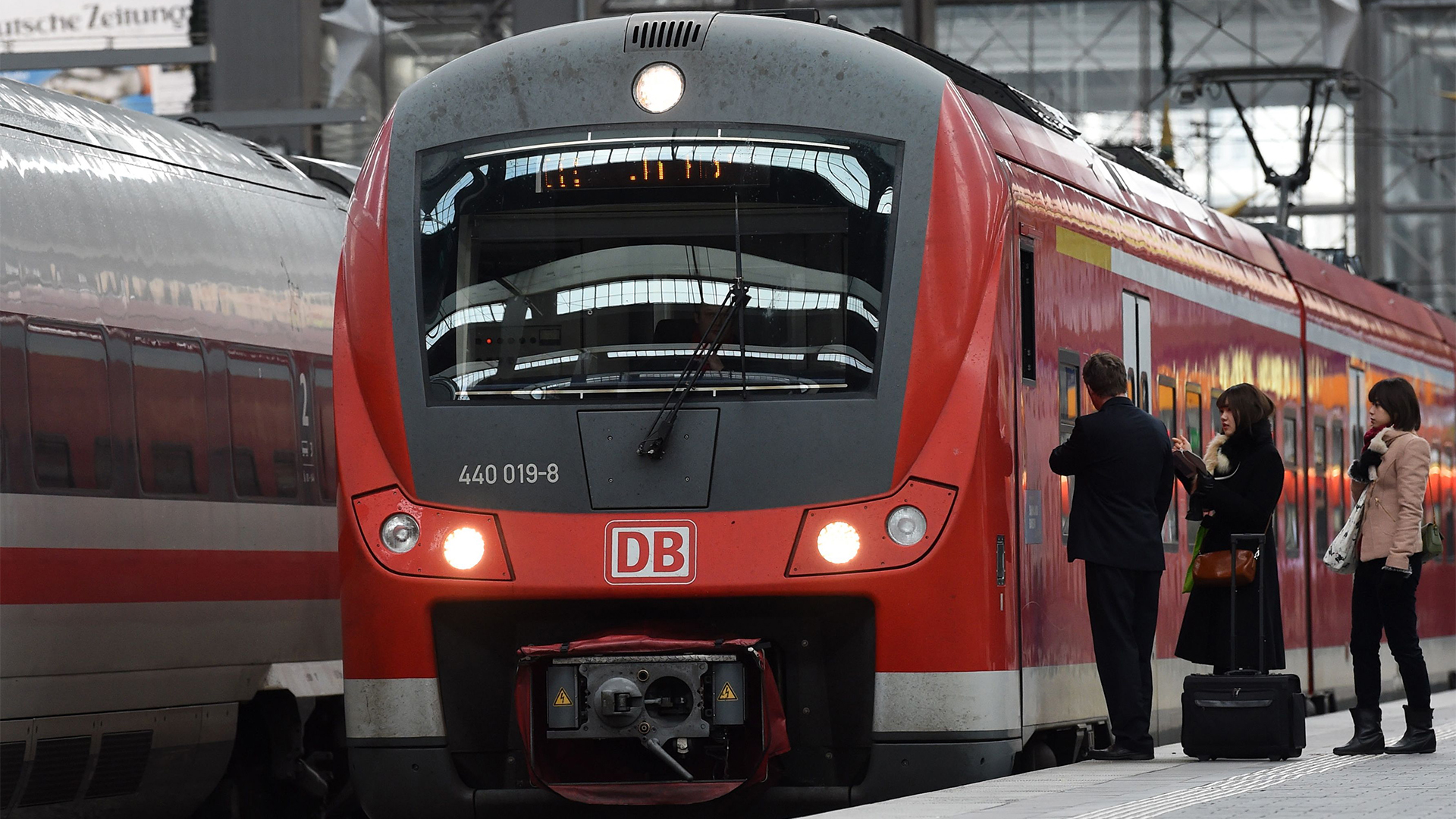 Bahnangestellte stehen neben einem Zug auf dem Bahngleis | Bildquelle: AFP