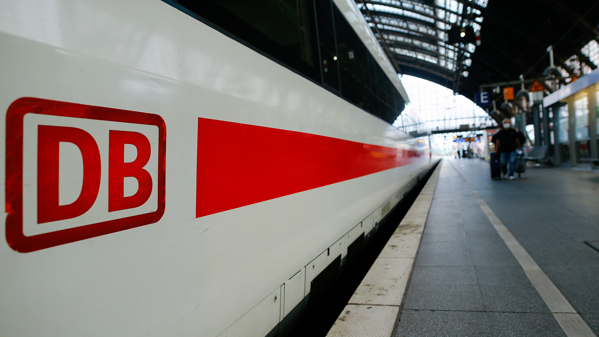 Ein Zug der Deutschen Bahn steht am Bahnhof in Köln. | REUTERS