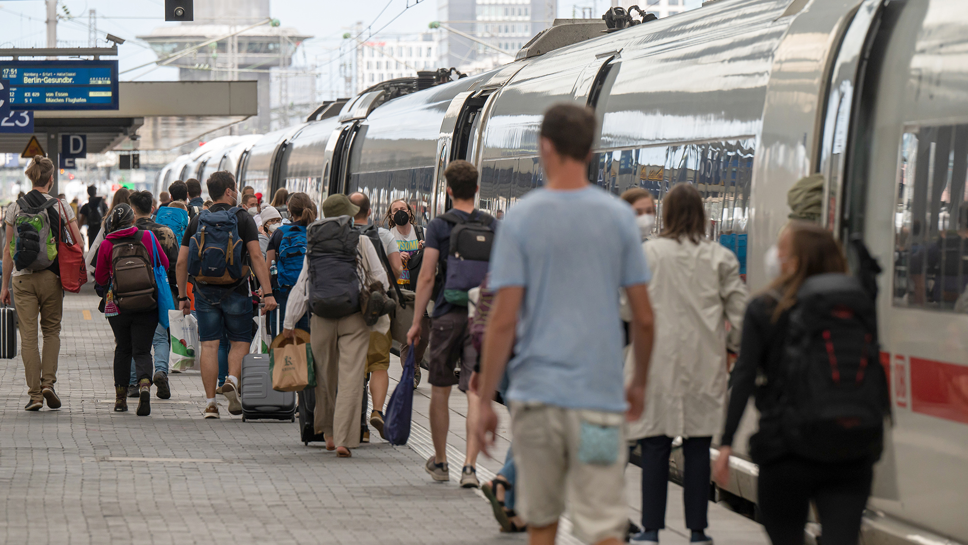 Passagiere der Deutschen Bahn gehen am Hauptbahnhof in München zu einem ICE. | dpa