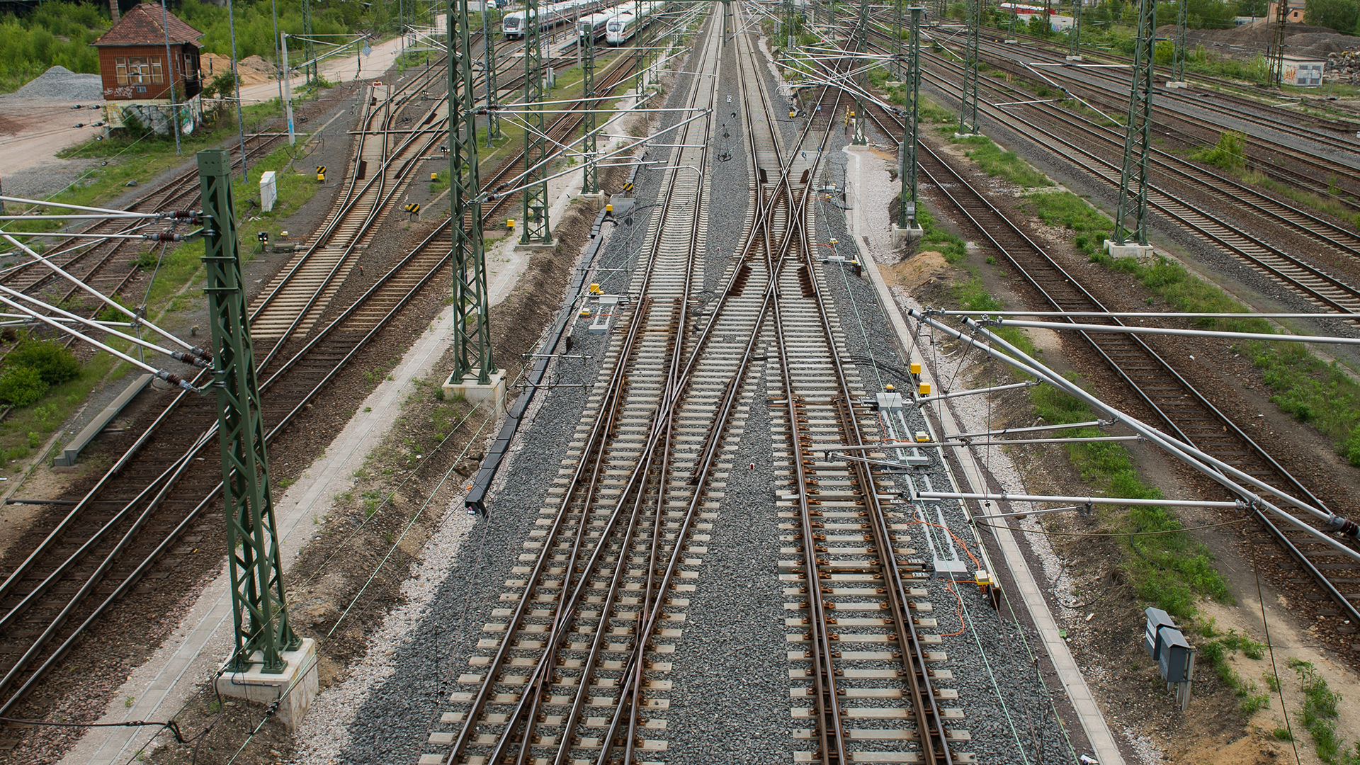 Leere Bahngleise sind vor dem Hauptbahnhof in Leipzig (Sachsen) zu sehen.  | picture alliance / dpa
