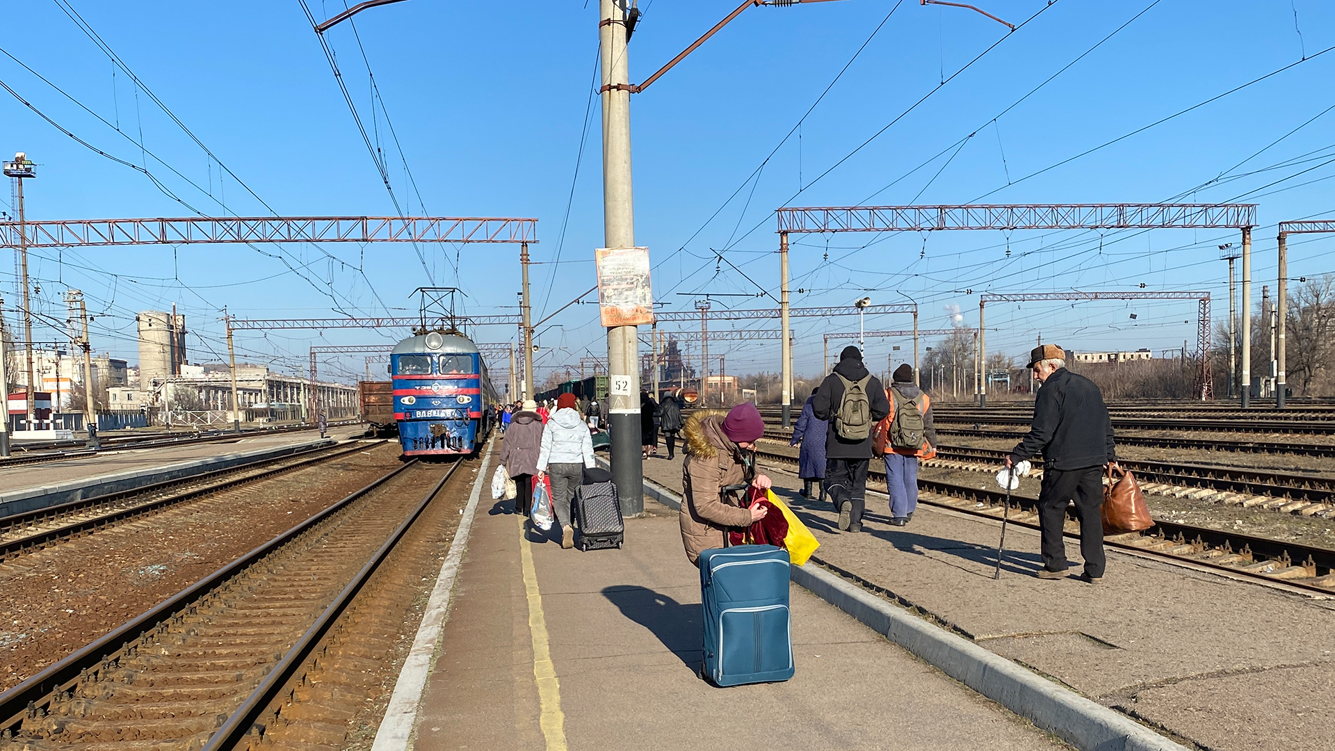 Menschen stehen am Bahnhof in Kramatorsk auf einem Bahnsteig.