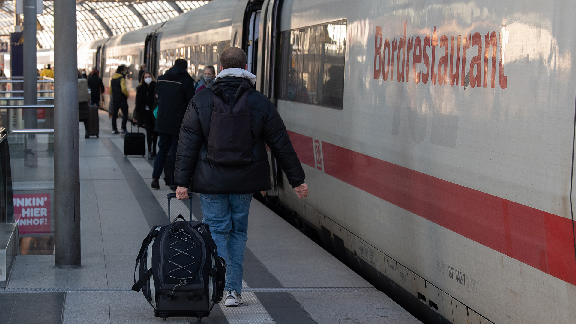 Reisende steigen am Hauptbahnhof in Berlin in einen Fernzug. | dpa