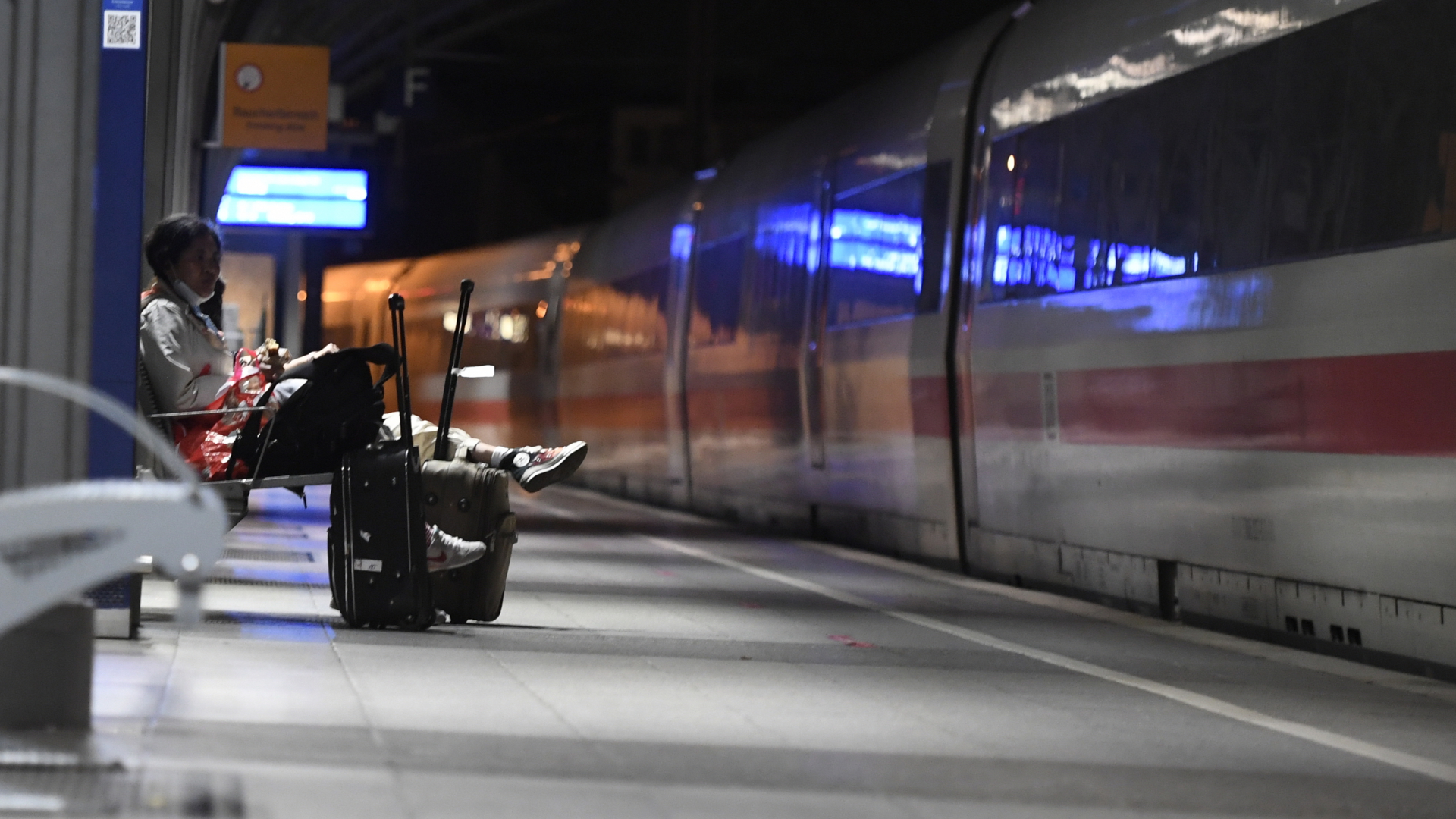 Ein Fahrgast wartet auf dem Bahnsteig in Köln.  | dpa