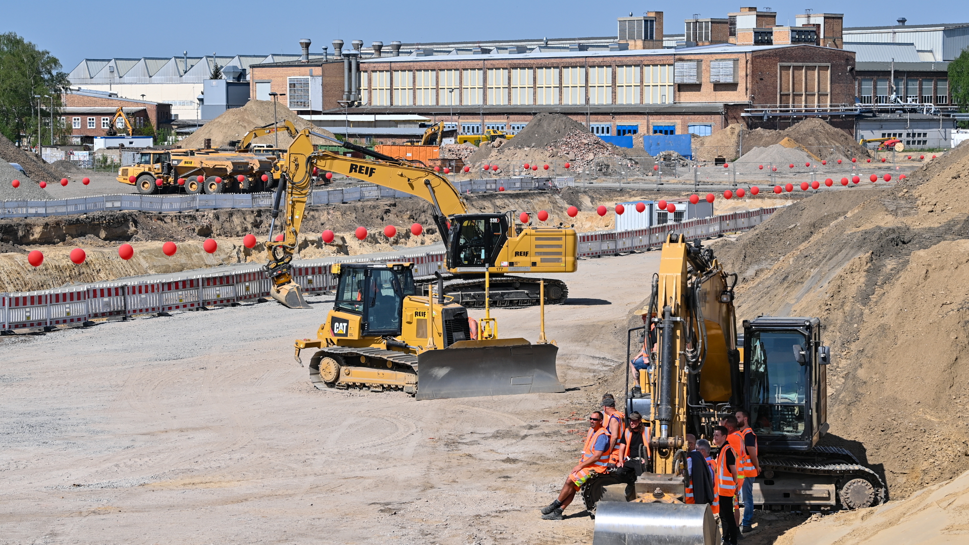 Baumaschinen auf der Baustelle des neuen Bahnwerks in Cottbus | dpa