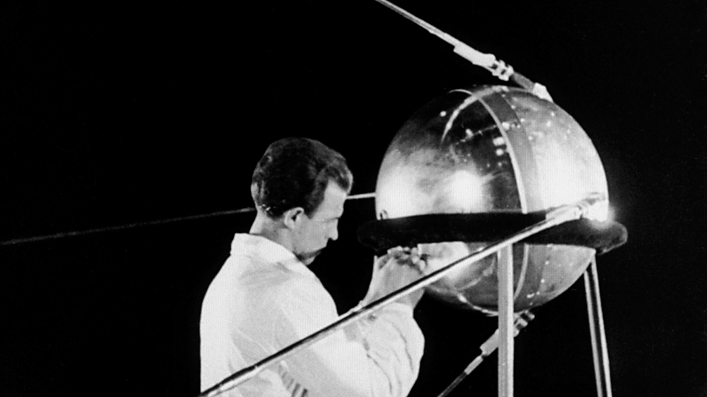 Sputnik-1 - der kugelförmige Satellit hatte einen Durchmesser von 58 cm und wog 83,6 Kilogramm.