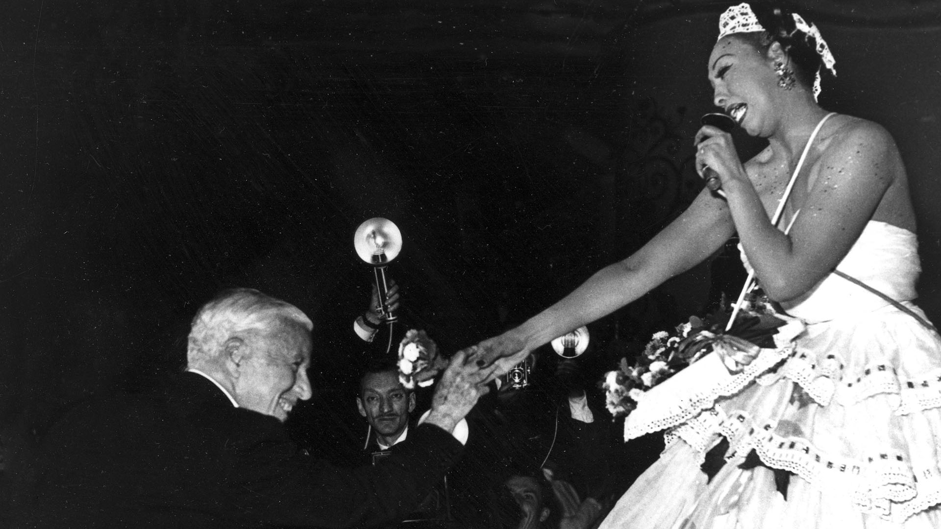 Charlie Chaplin gratuliert Josephine Baker nach einem Auftritt. (Archivbild: 20.05.1953) | AP