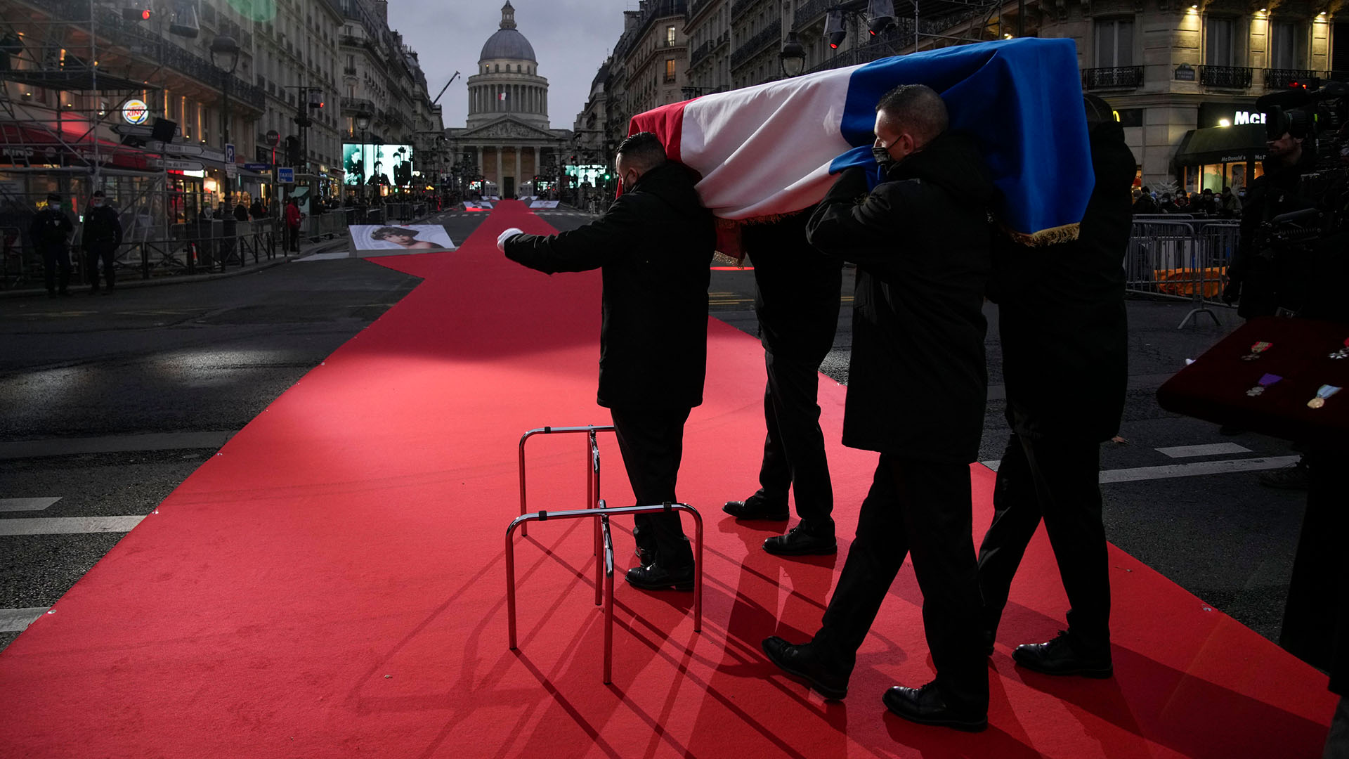 Ein Sarg mit Erde aus den USA, Frankreich und Monaco wird im Pantheon in Paris niedergelegt. | AP