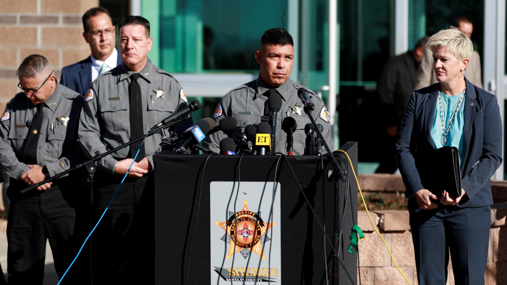 Sheriff Adan Mendoza (M.) und Staatsanwältin Mary Carmack-Altwies (R.) informieren über die Ermittlungen um den tödlichen Schuss am Baldwin-Filmset. | REUTERS
