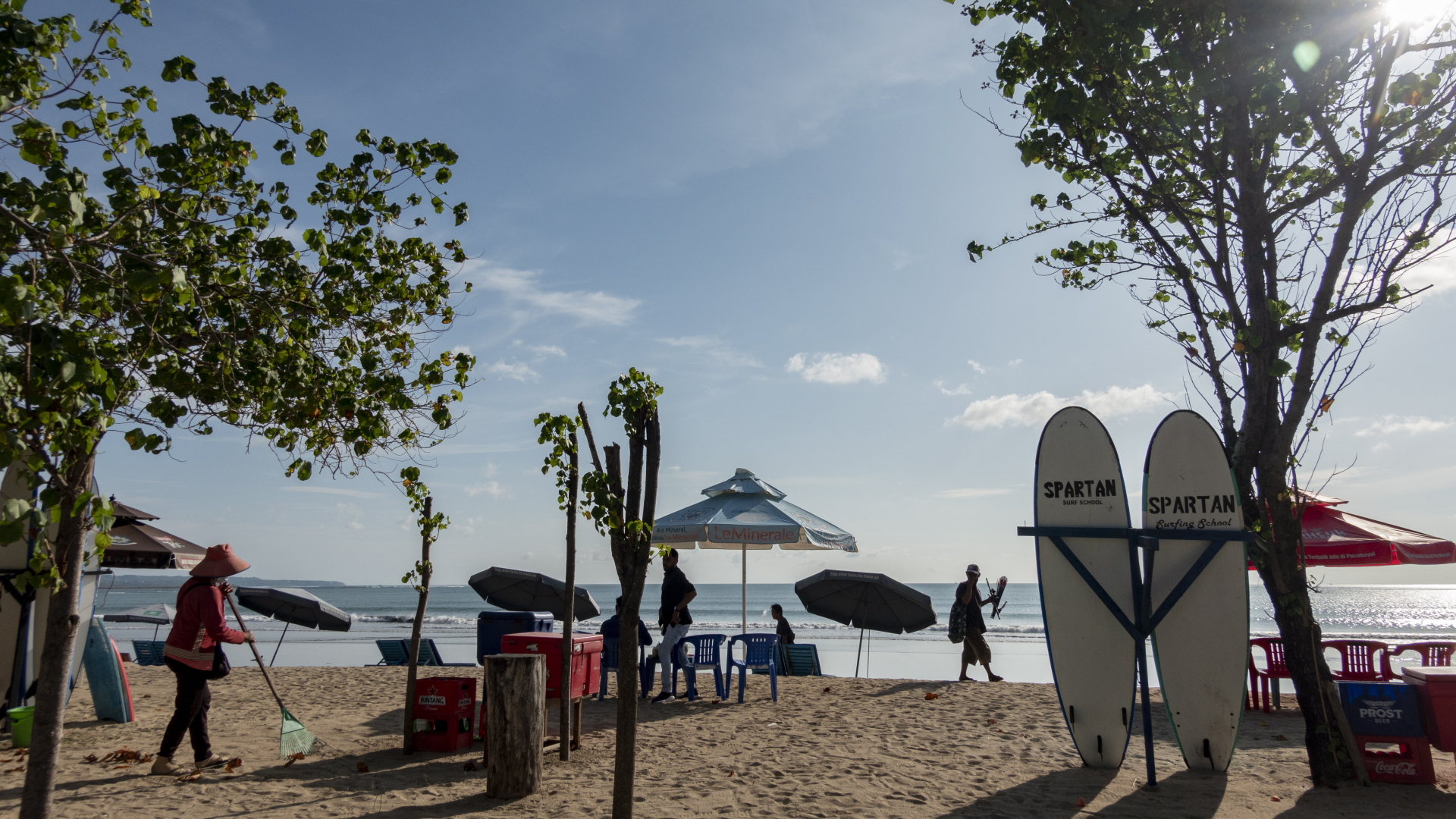Menschen gehen an einem Strand in Kuta, Bali. | EPA