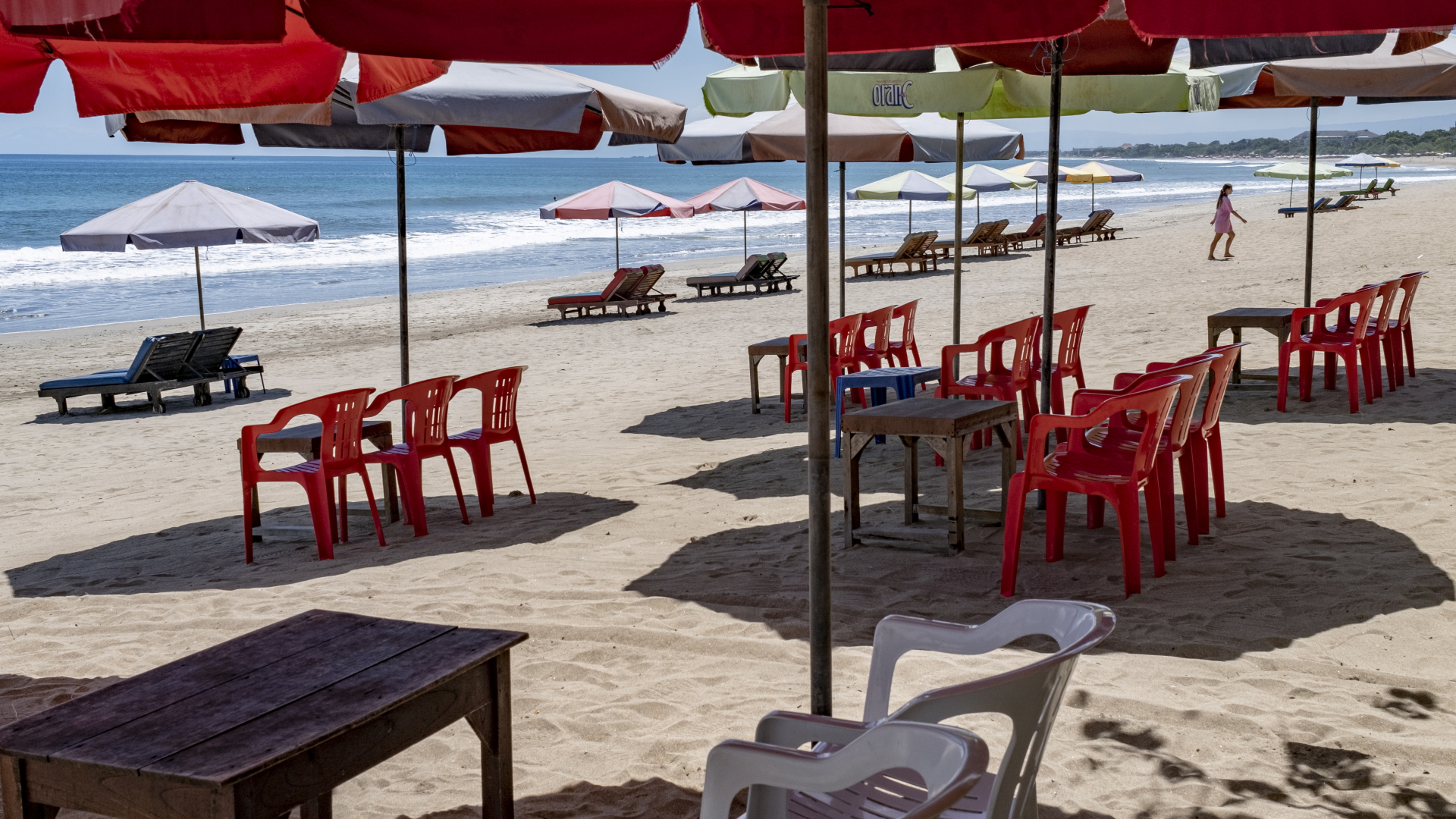 Leere Liegestühle an einem Strand auf der Insel Bali.