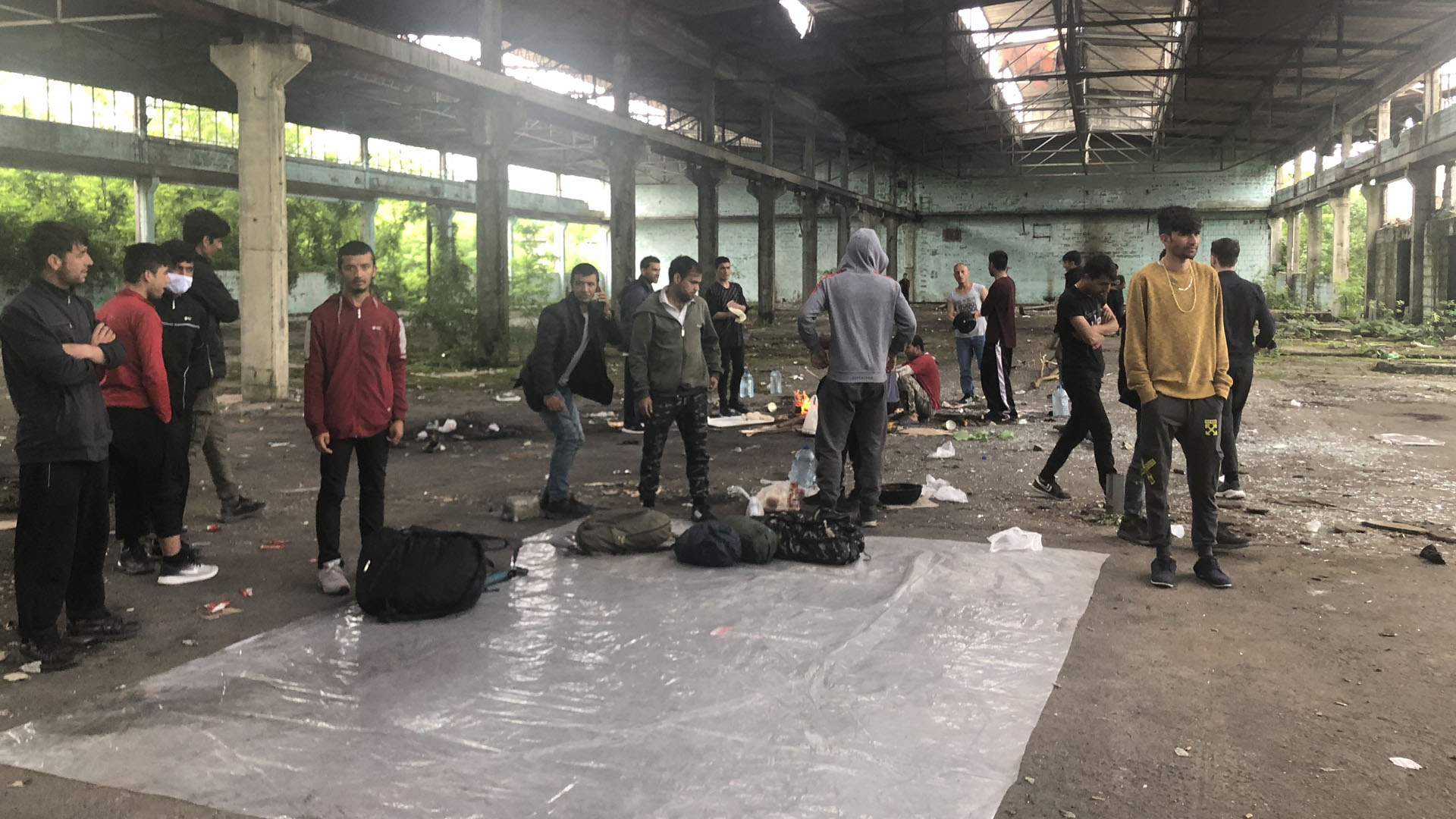 In einer verlassenen Fabrikhalle in Bihac hausen mehrere Hundert Flüchtlinge und Migranten | Andrea Beer ARD Wien