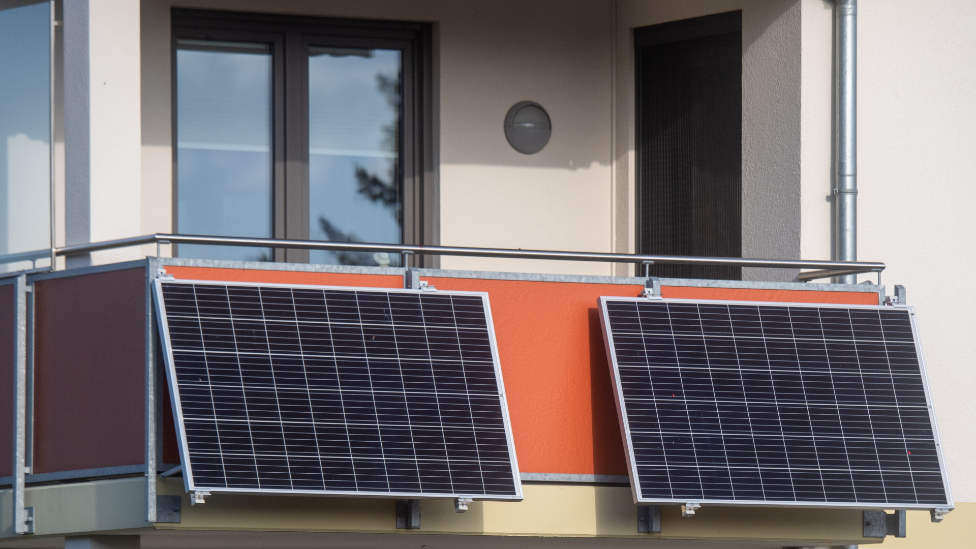 Mini-PV-Anlage mit zwei Solarpaneelen an einem Balkon | dpa