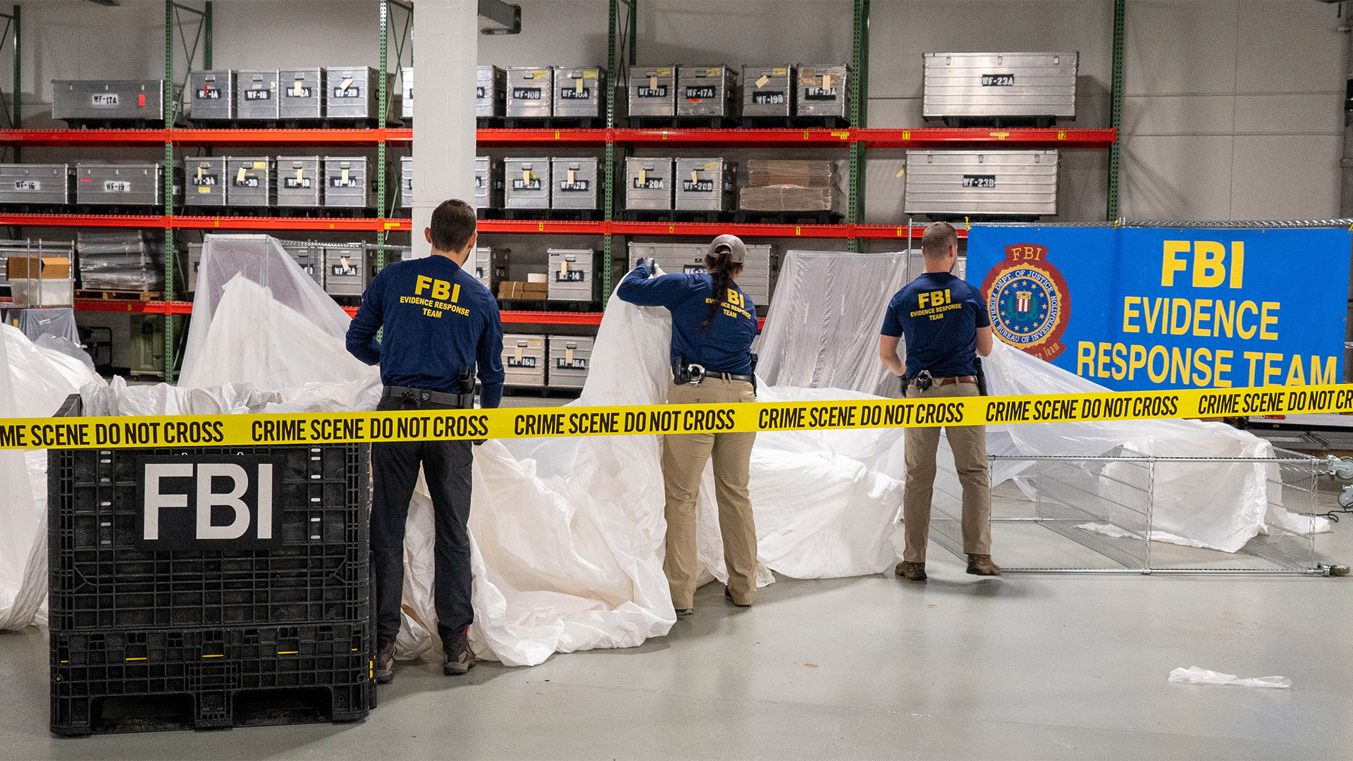 Mitarbeiter des FBIs untersuchen Teile des geborgenen Ballons. | EPA