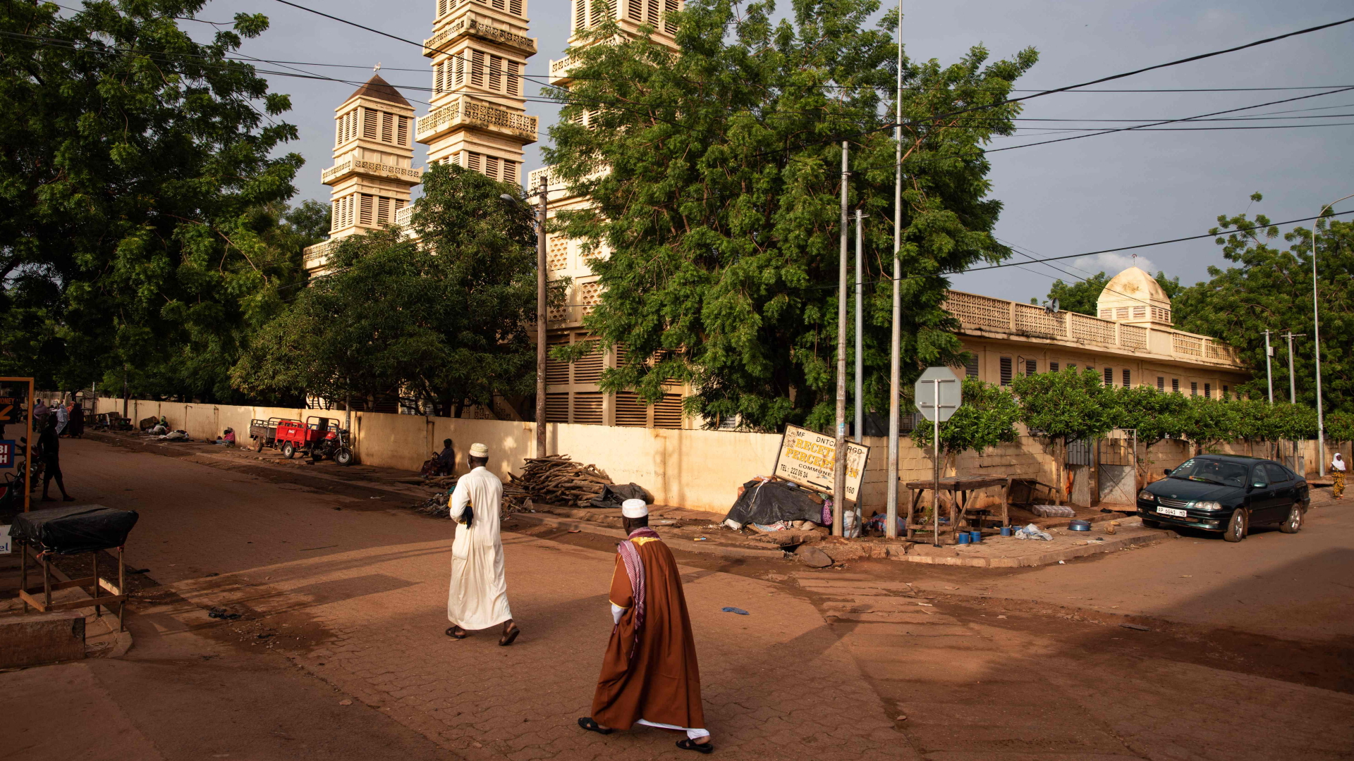 Menschen auf dem Weg zum Gebet auf einer Straße in Bamako | AFP
