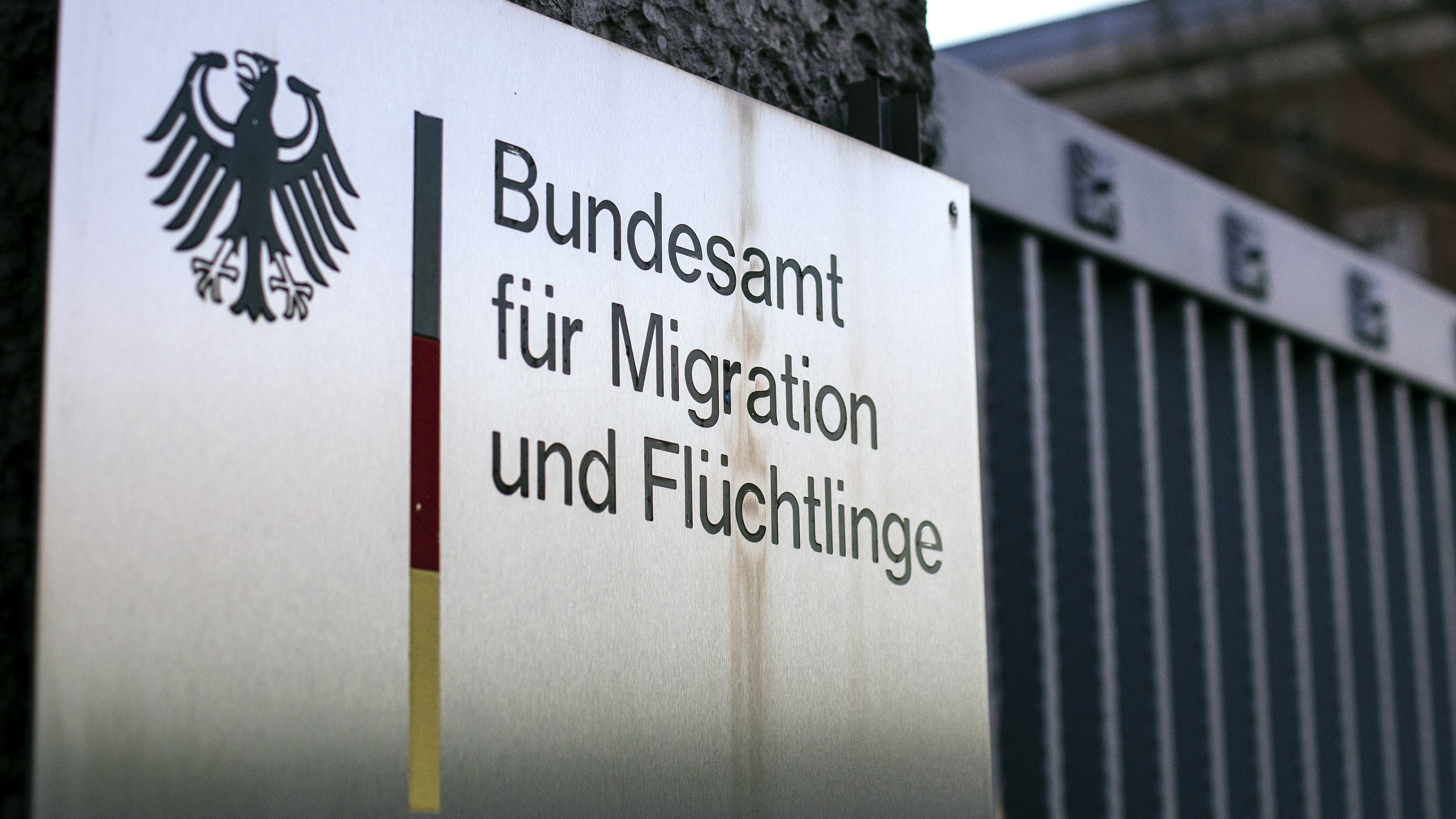 Logo des Bundesamts für Migration und Flüchtlinge auf einem Schild