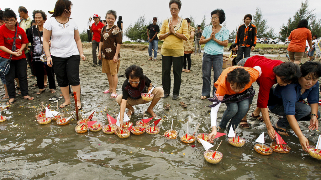 Angehörige gedenken der Opfer des Tsunami