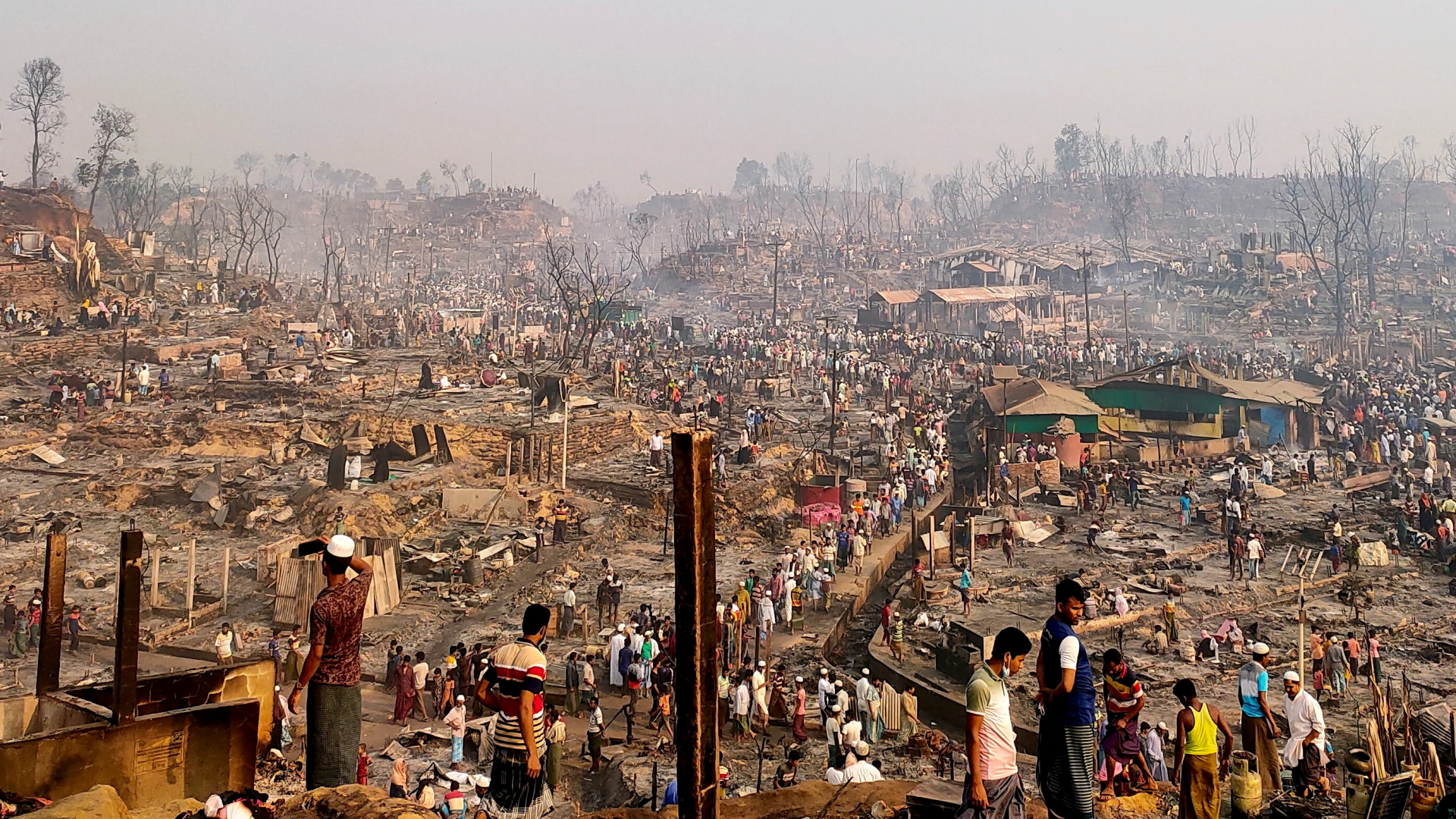 Das Rohingya Flüchtlingscamp in Bangladesch einen Tag nach dem Großbrand | REUTERS