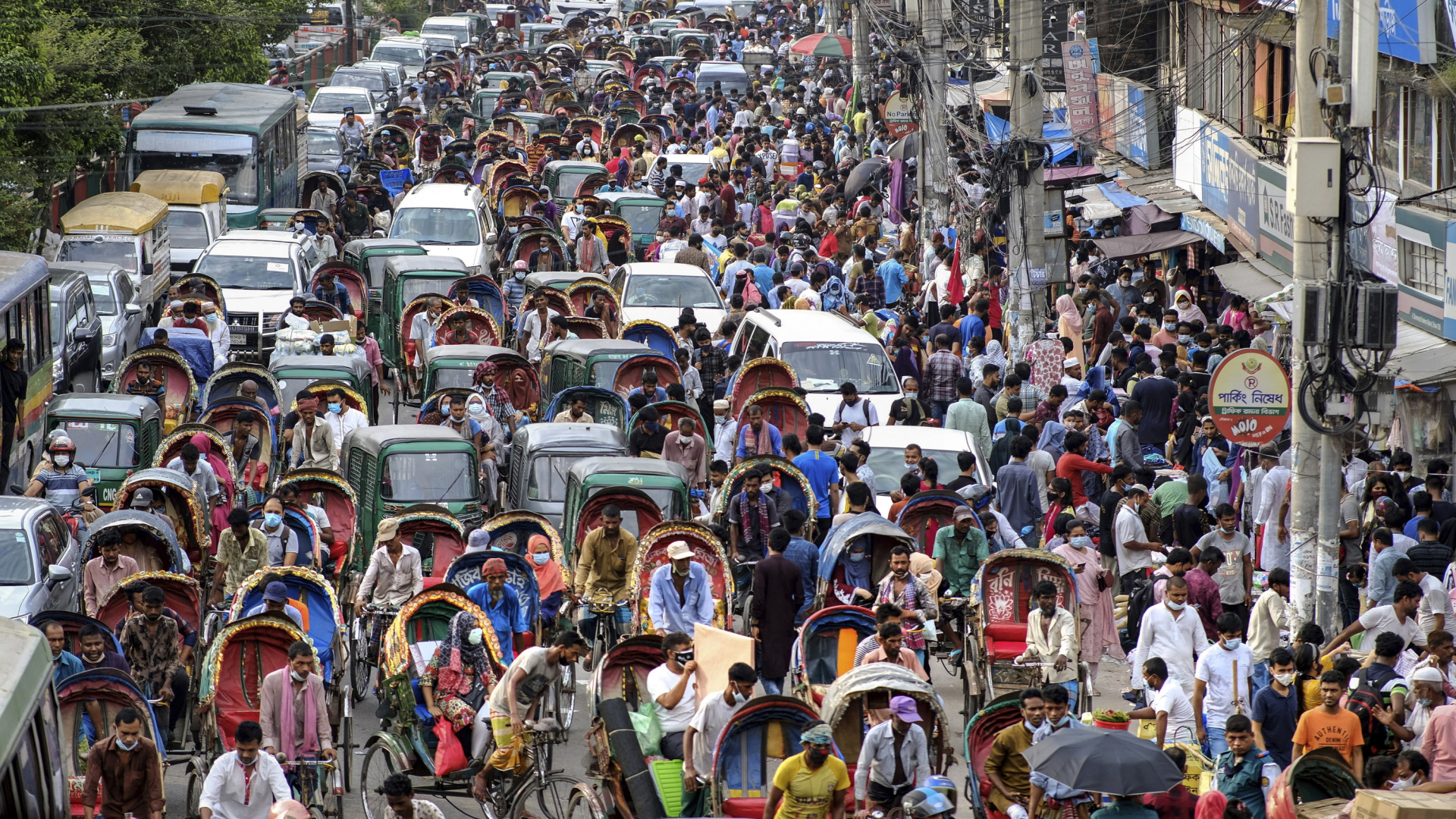 Menschen auf einem Markt in Dhaka, Bangladesch. | AP