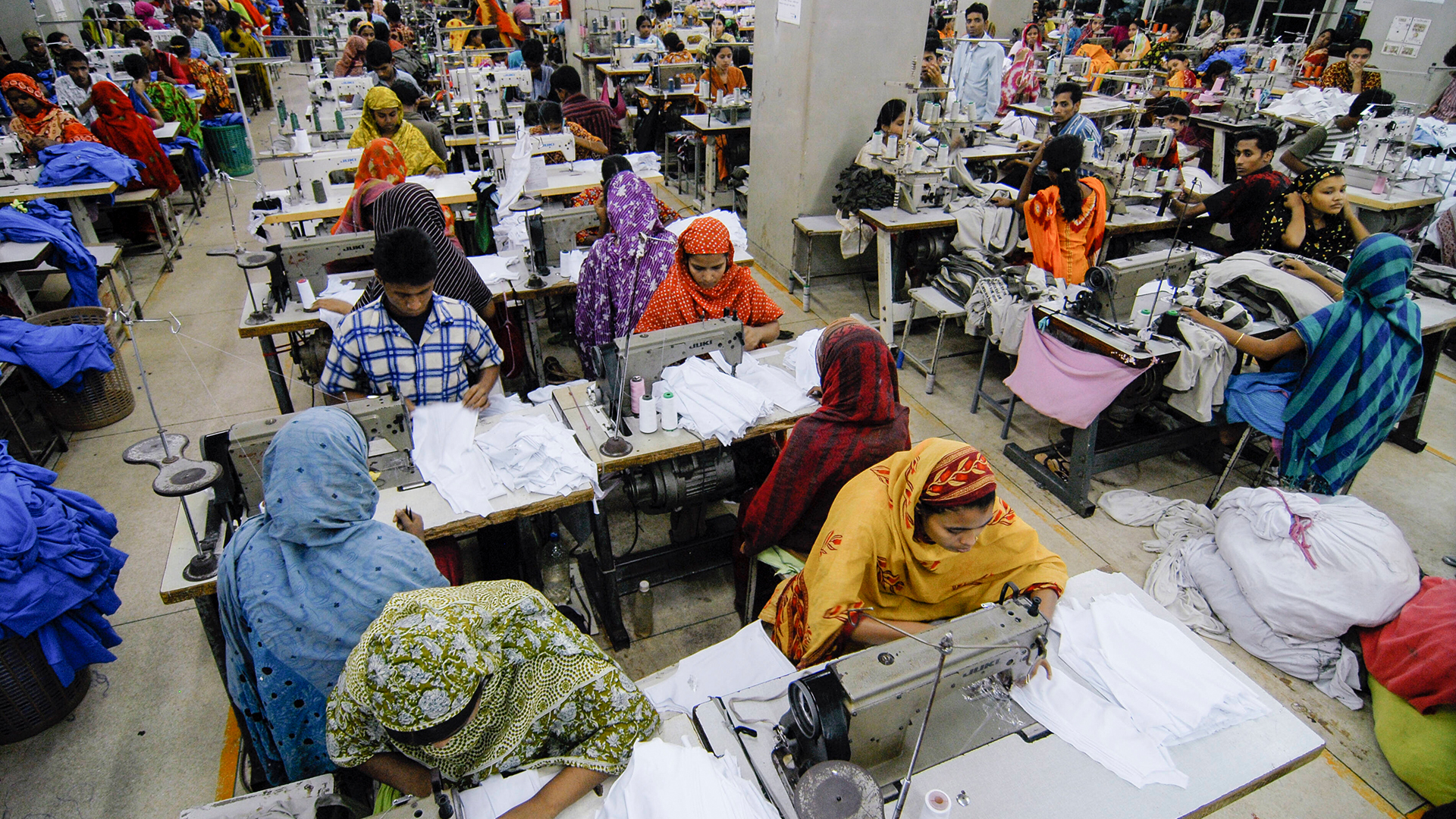 Textilarbeiterinnen und -arbeiter in Bangaldesch | imago images/Joerg Boethling