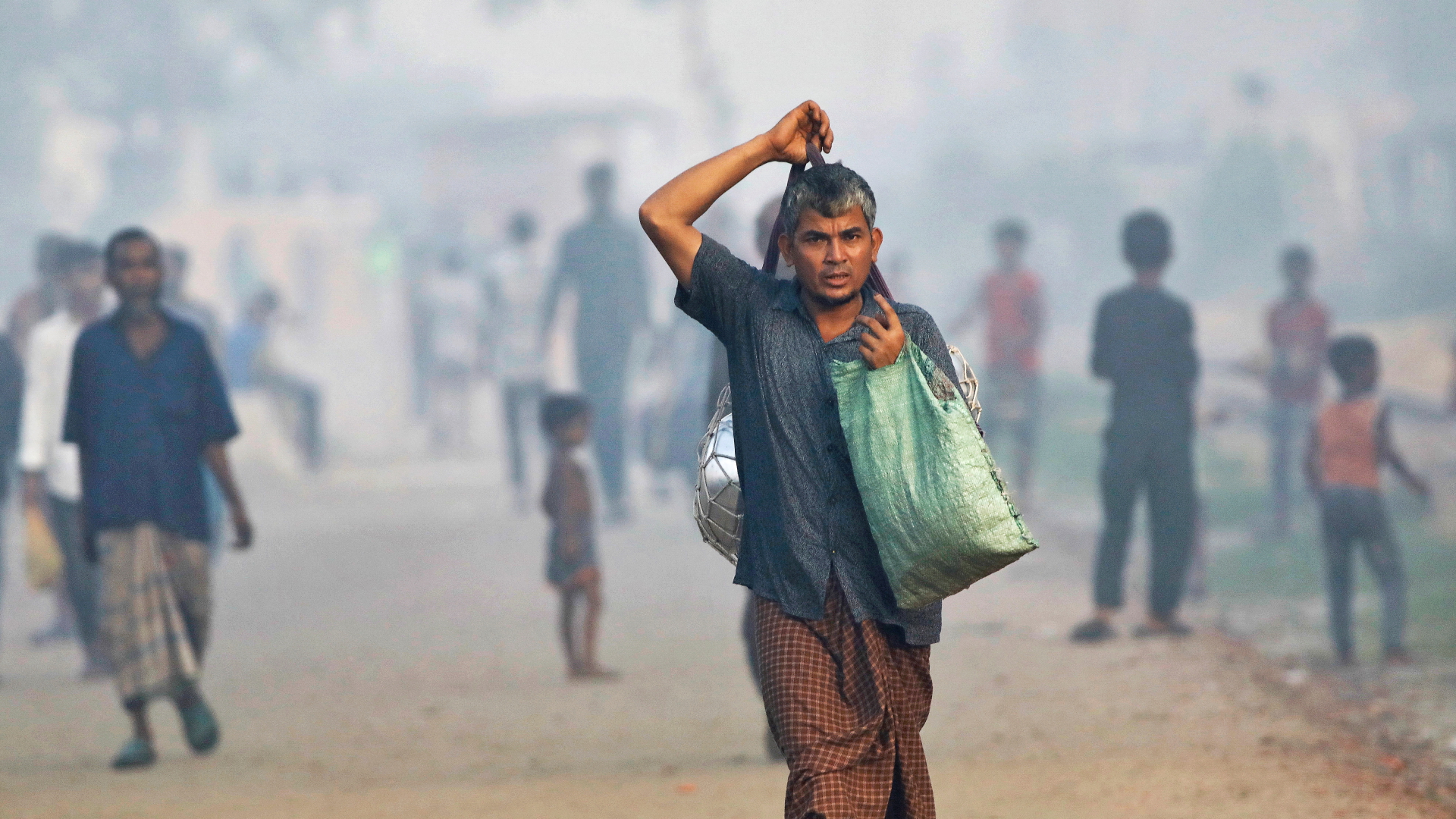 Menschen auf einer Straße in Dhaka (Bangladesch) | REUTERS