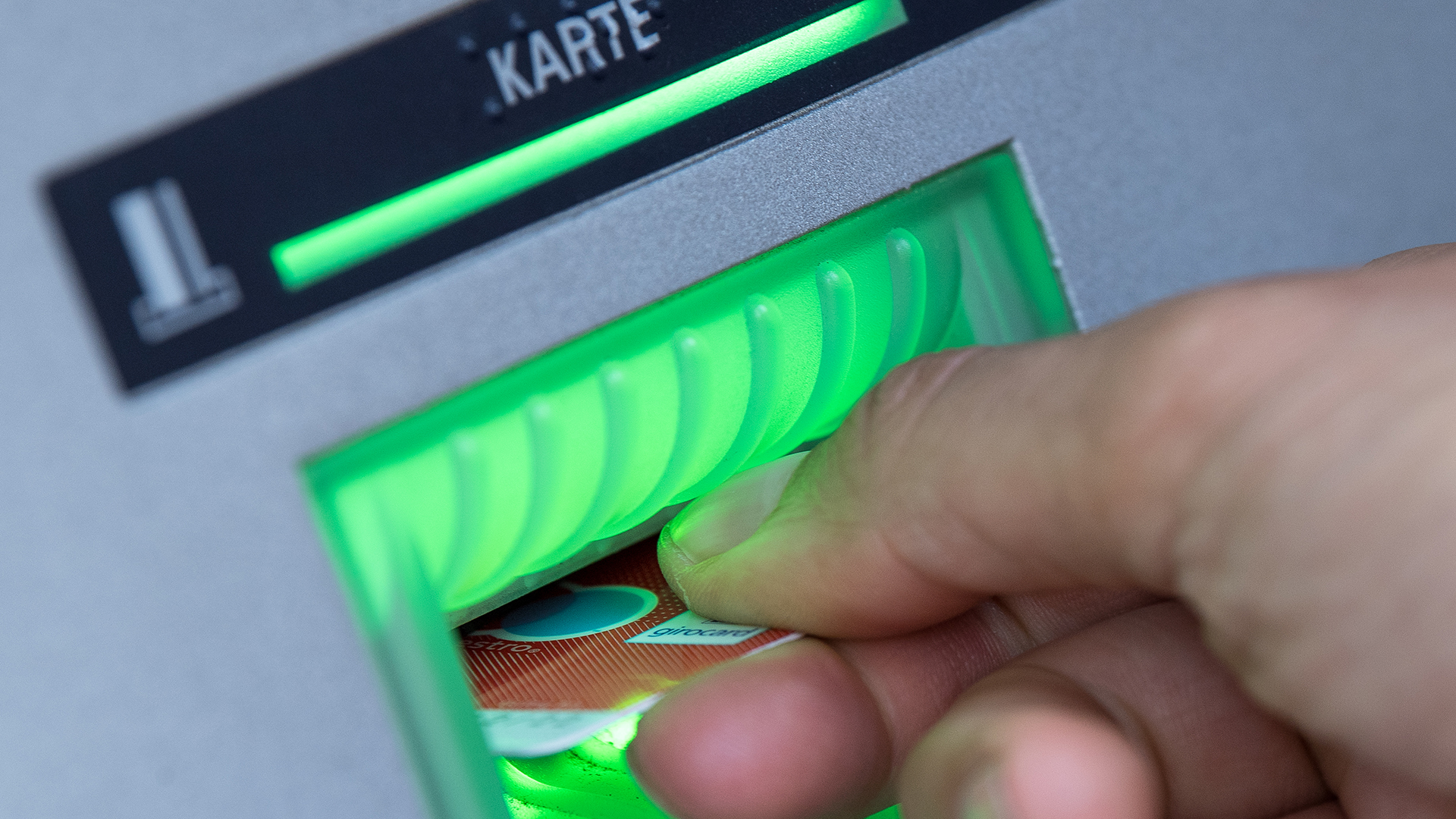Eine EC-Karte wird in einen Geldautomaten gesteckt. | dpa