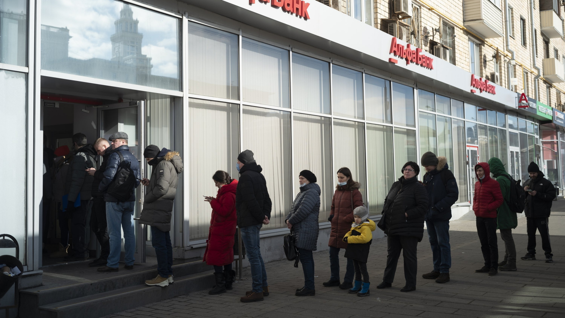Menschen stehen Schlange vor der Alfa Bank in Moskau | AP