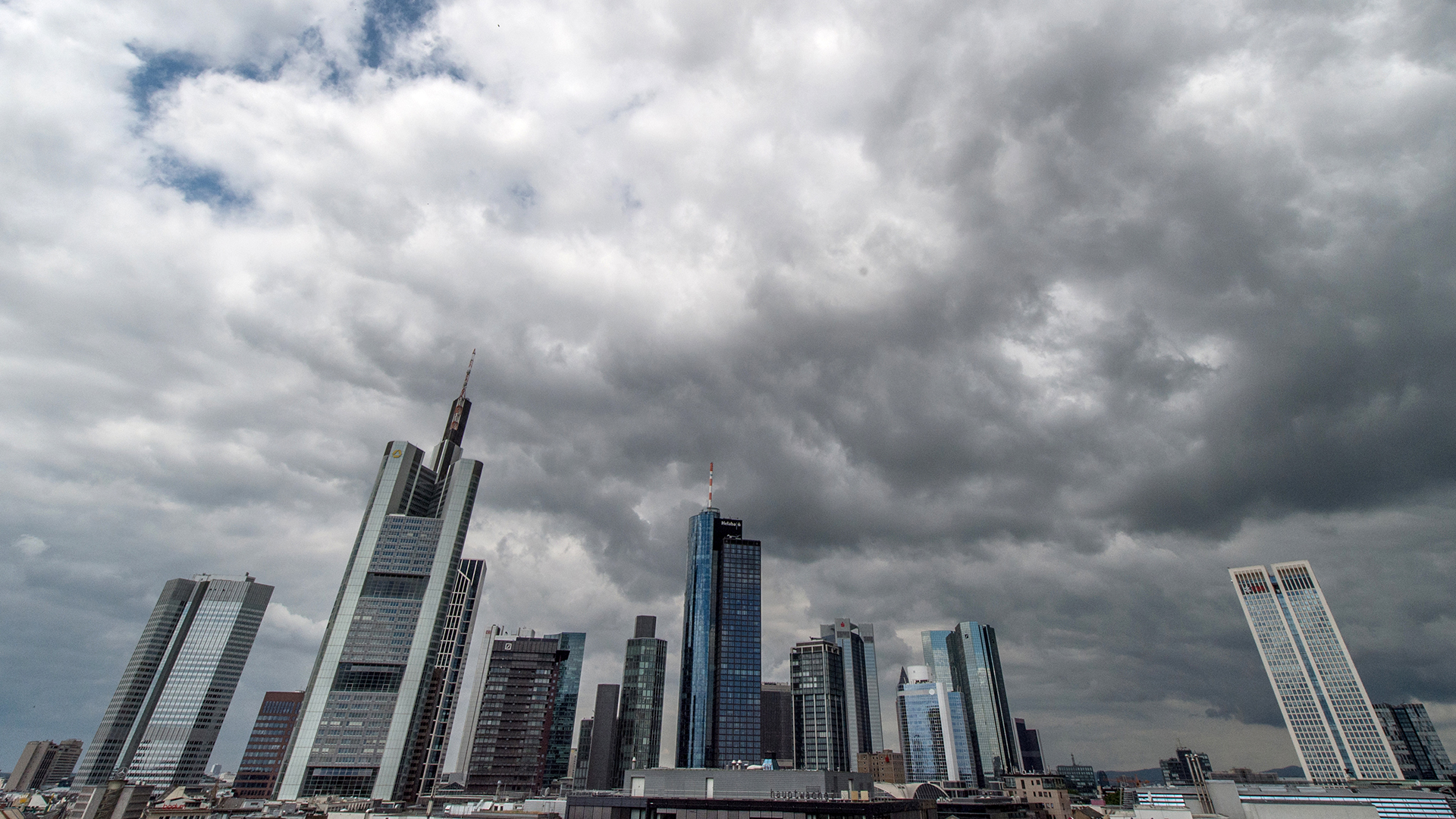 Dunkle Regenwolken schieben sich über die Bankenskyline von Frankfurt am Main. | picture alliance / dpa