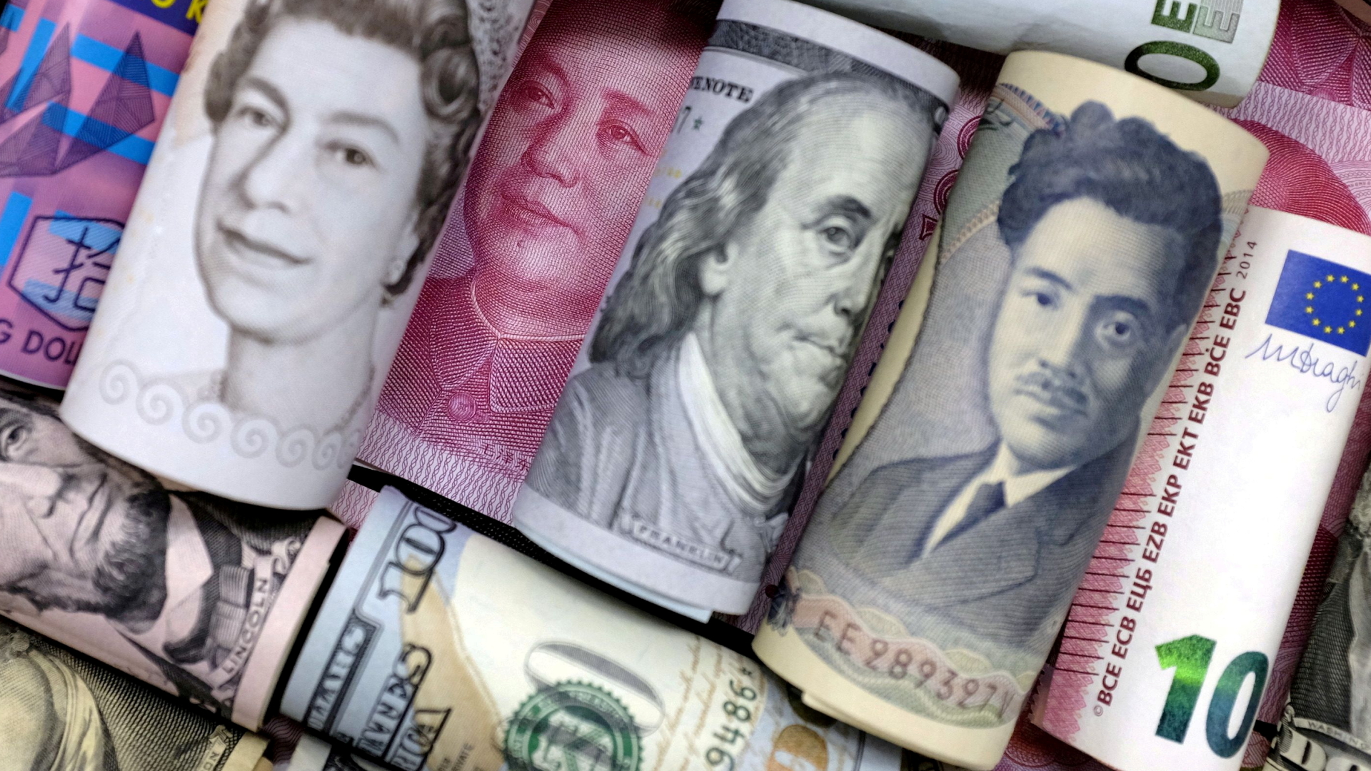 Banknoten verschiedener Währungen | REUTERS