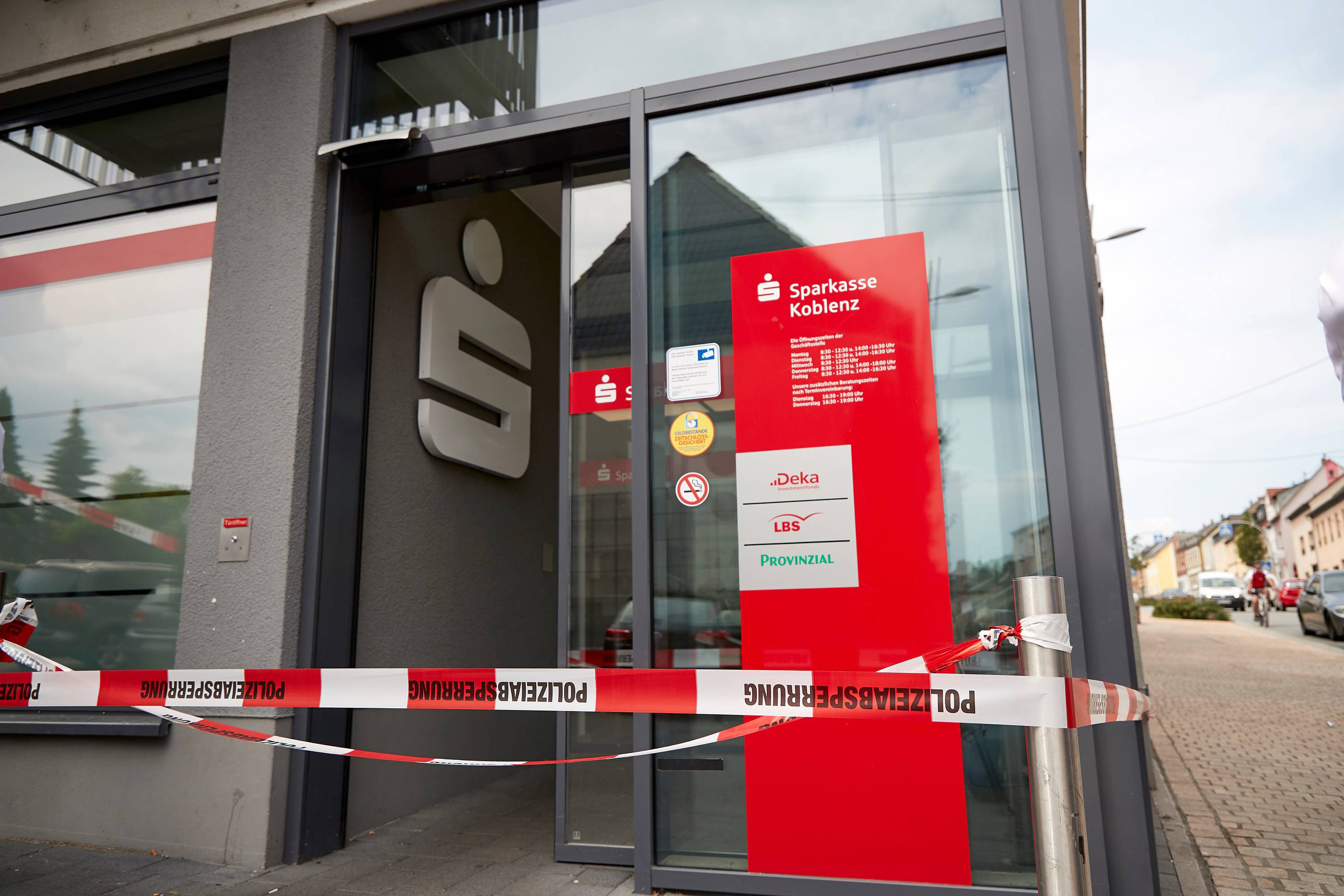 Polizeiabsperrung nach einen Banküberfall. (Archivbild: 15.11.2021) | imago/Sascha Ditscher