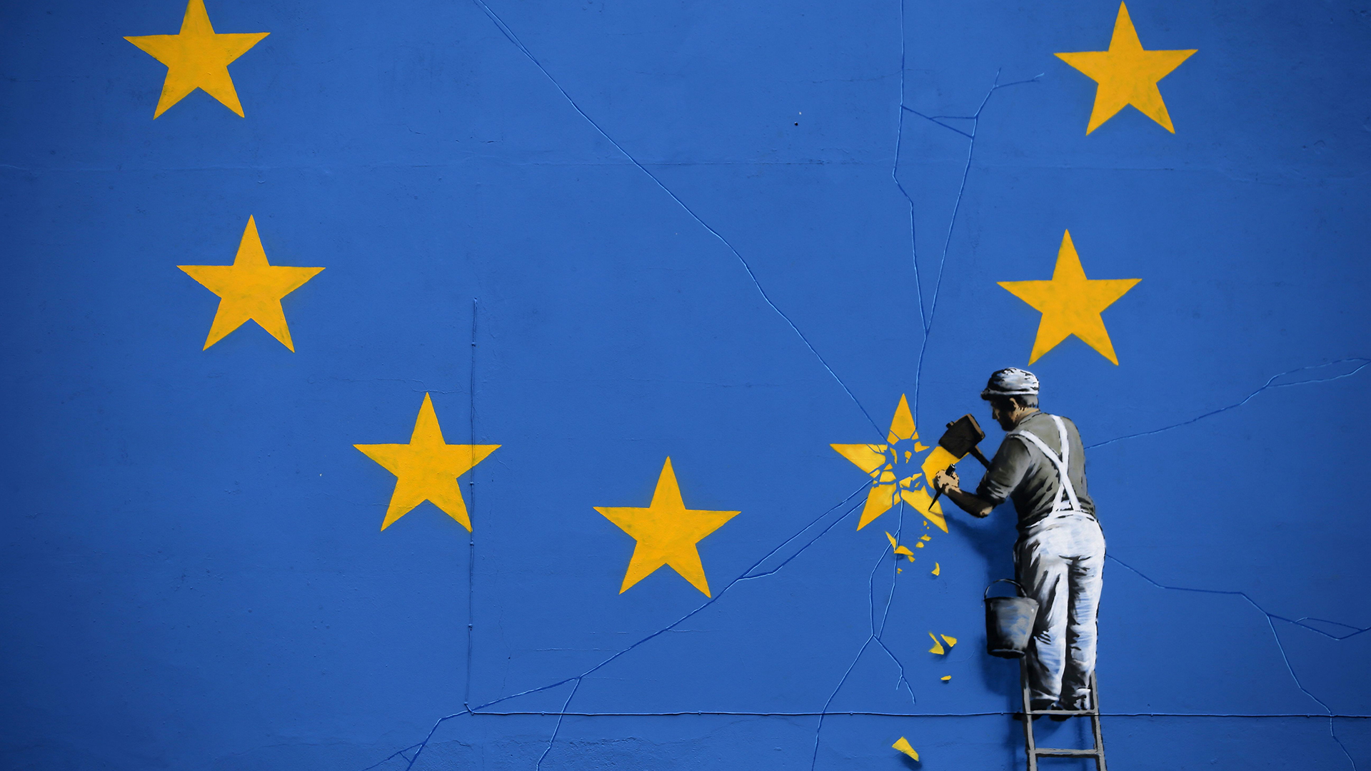 Streetart-Gemälde von Banksy zeigt einen Arbeiter, der mit einem Meißel einen Stern aus der EU-Flagge entfernt | AFP